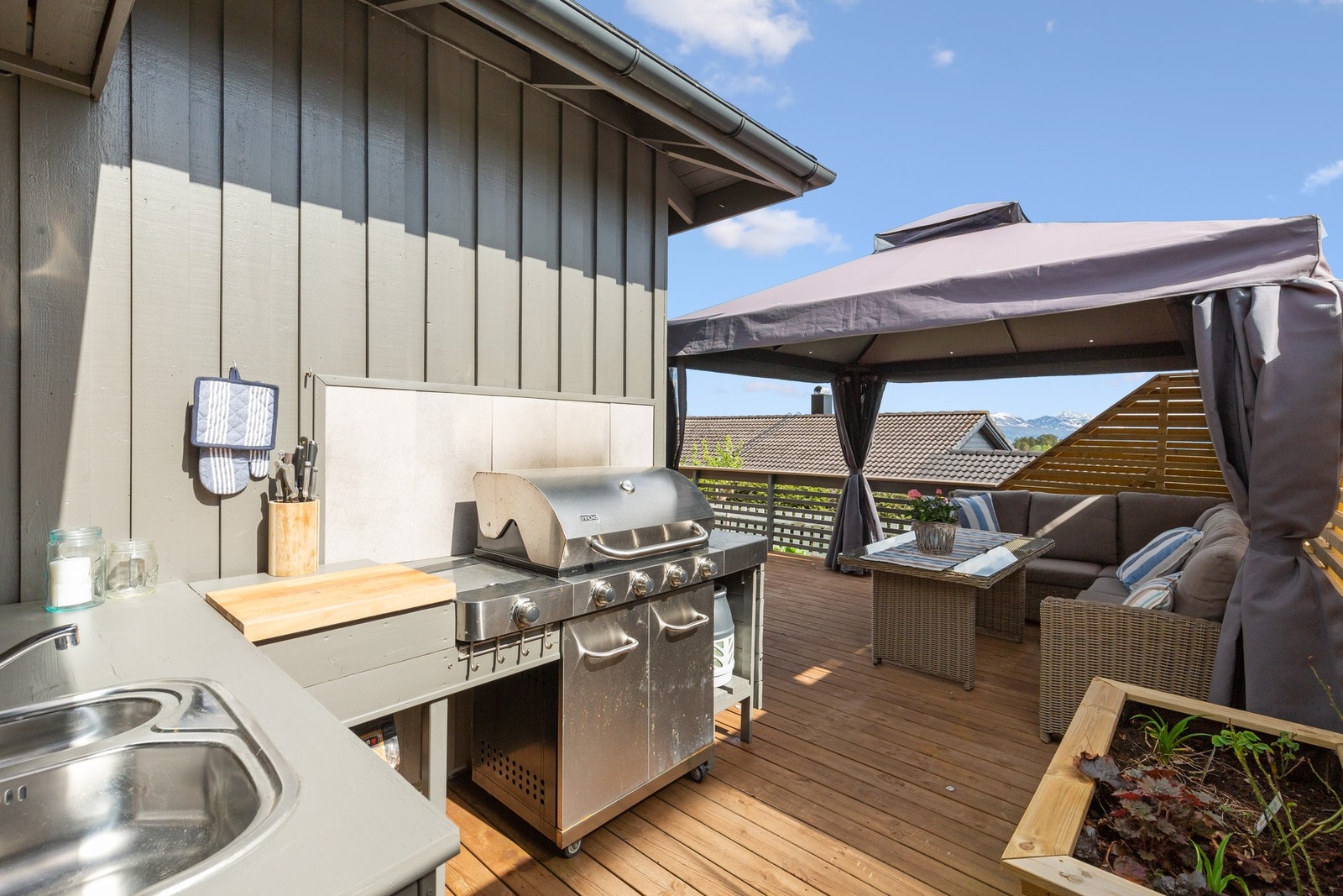 Bilde av terrasse fra 2021. Det er enn annen farge/slitasje på terrassedekke og på levegg. Bildet er ment som illustrasjon. Galleribilde