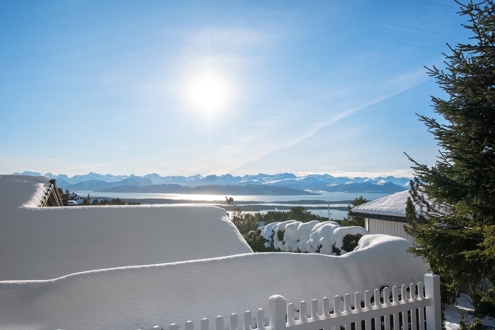Fra terrassen er det nydelig mellom nabohusene til fjord og fjell. Galleribilde