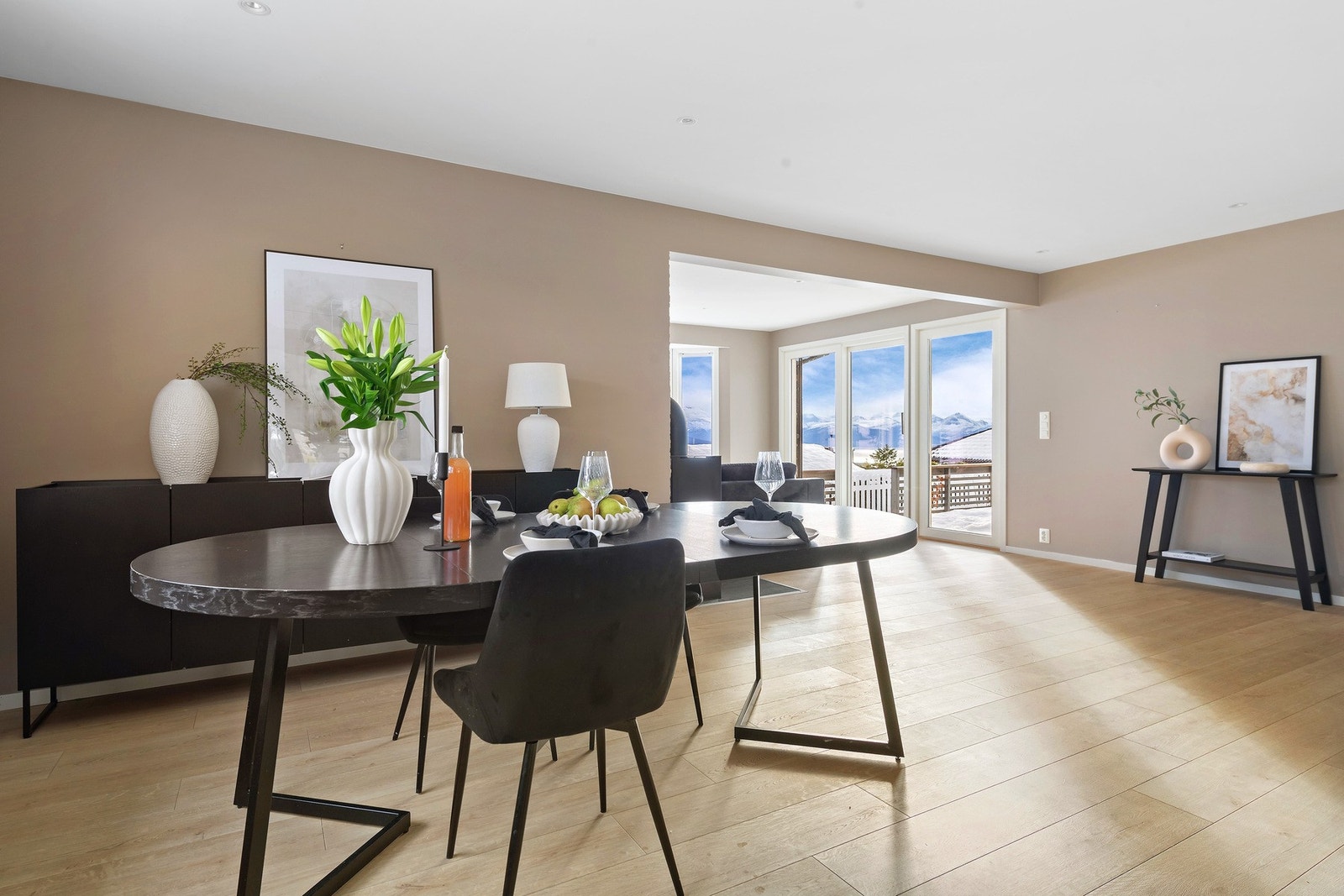 Ved kjøkkenet er naturlig å spisestuen. Galleribilde