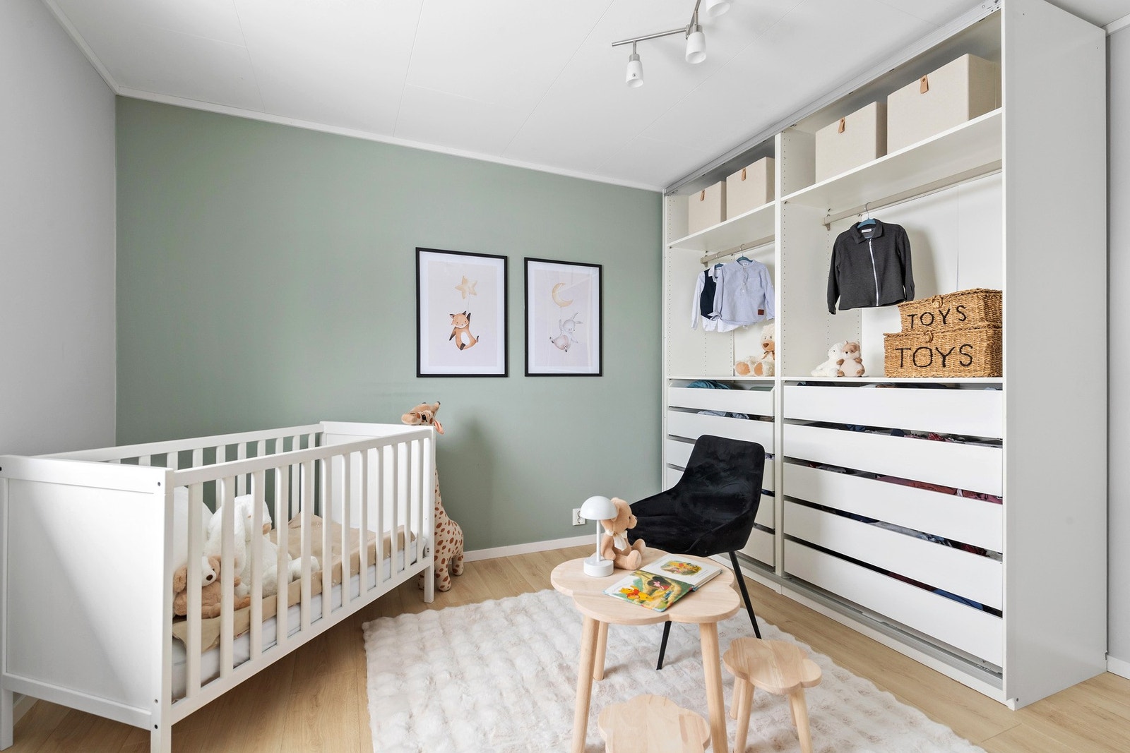 Også på soverom nr. 2 er det praktisk garderobe som medføler. Galleribilde