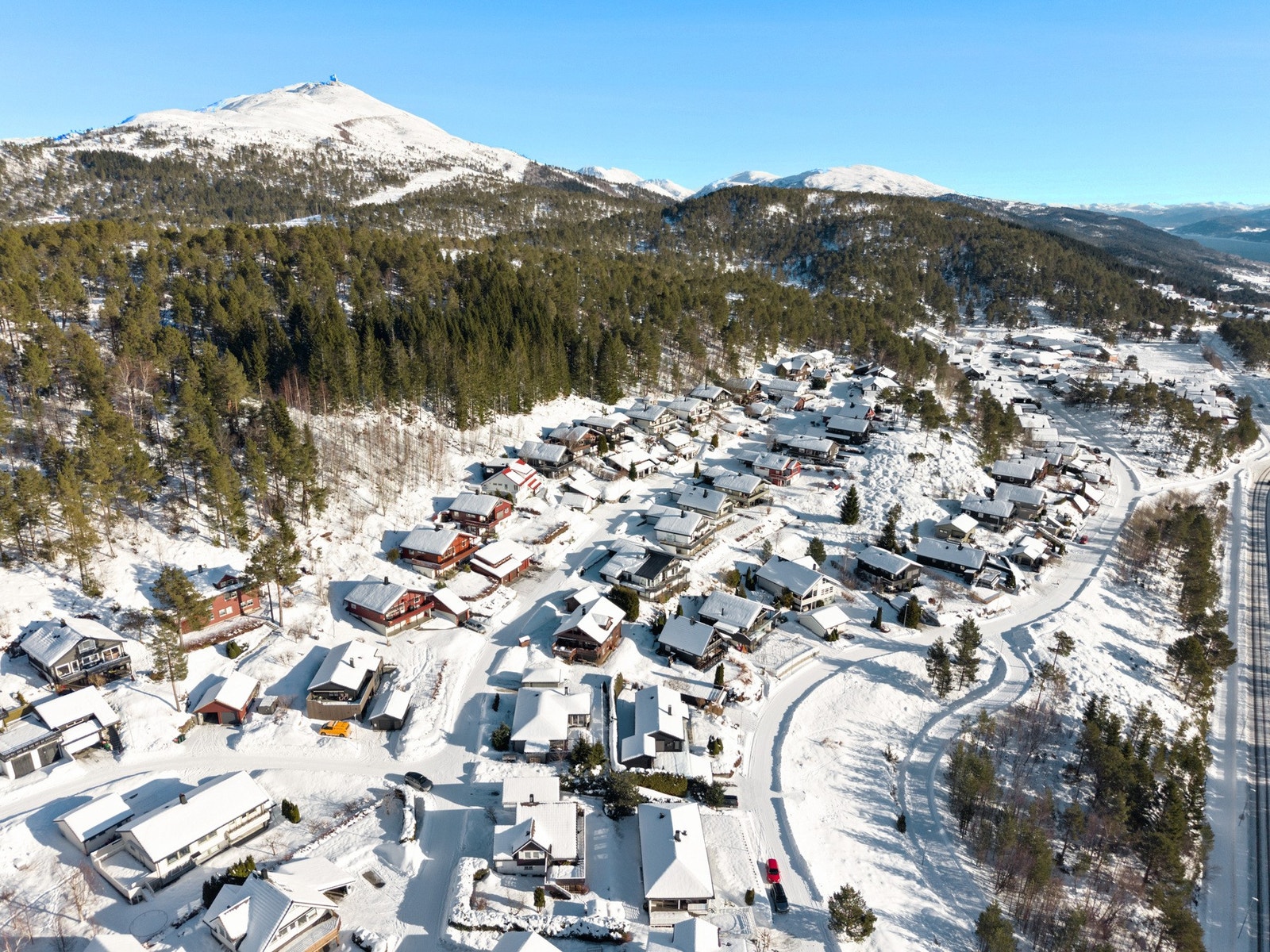 Nordbyen skole ligger like øst for eiendommen. Her er det gangavstand til barneskole. Galleribilde