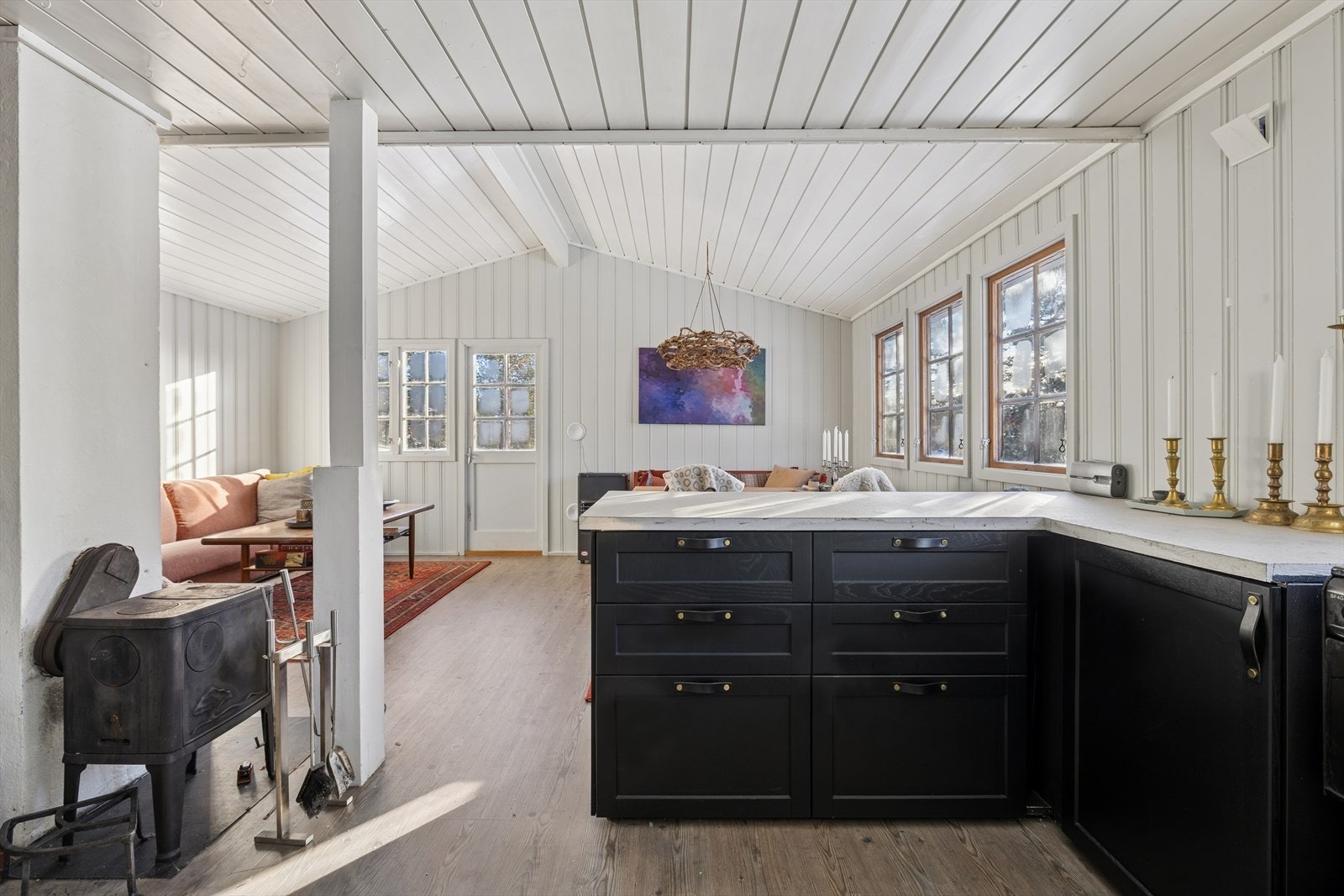 Nåværende eier har malt og oppgradert kjøkkenet. Galleribilde