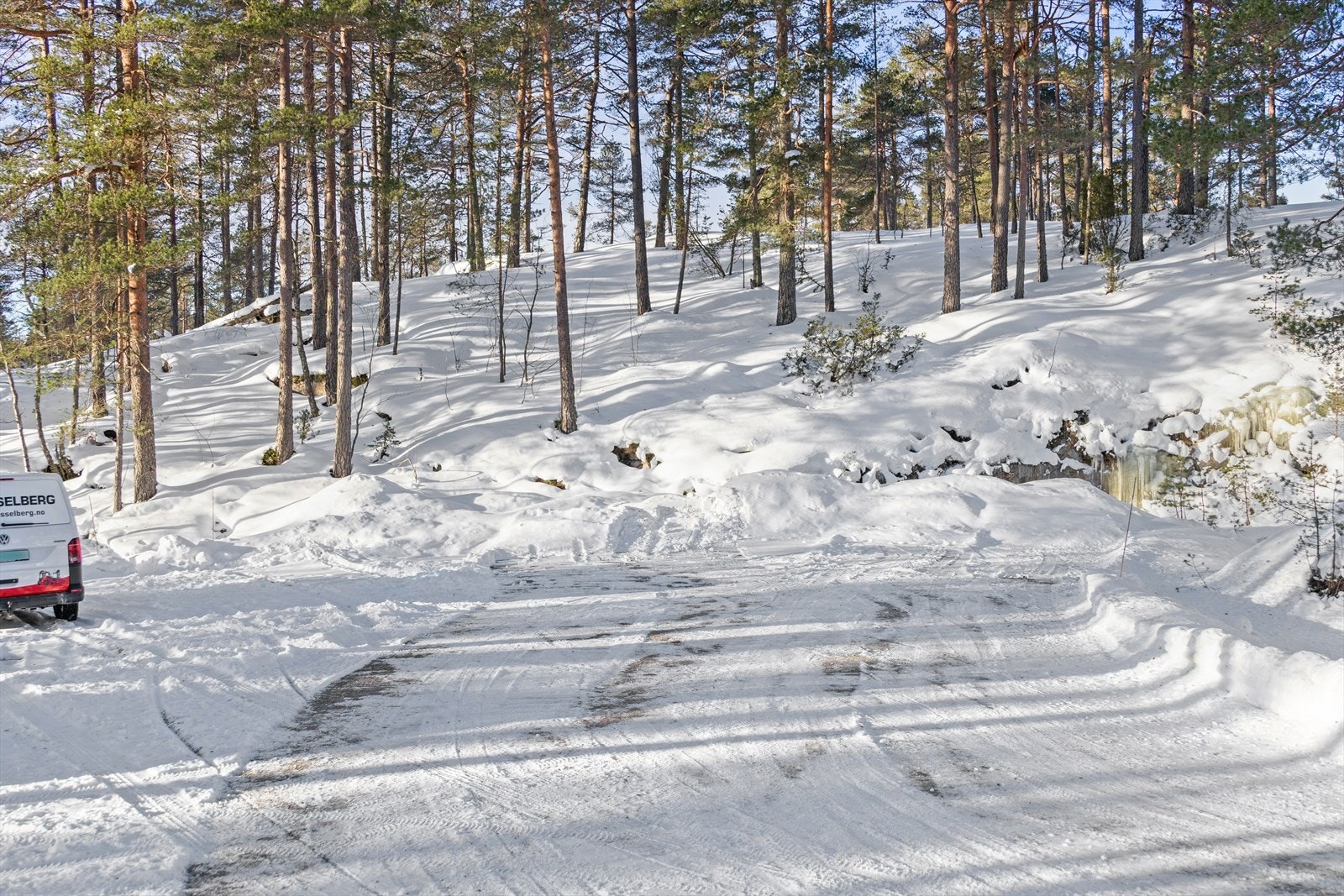 Fra parkeringsplassen er det ca. 6 minutters gange til hytta når det er snøfritt. Galleribilde