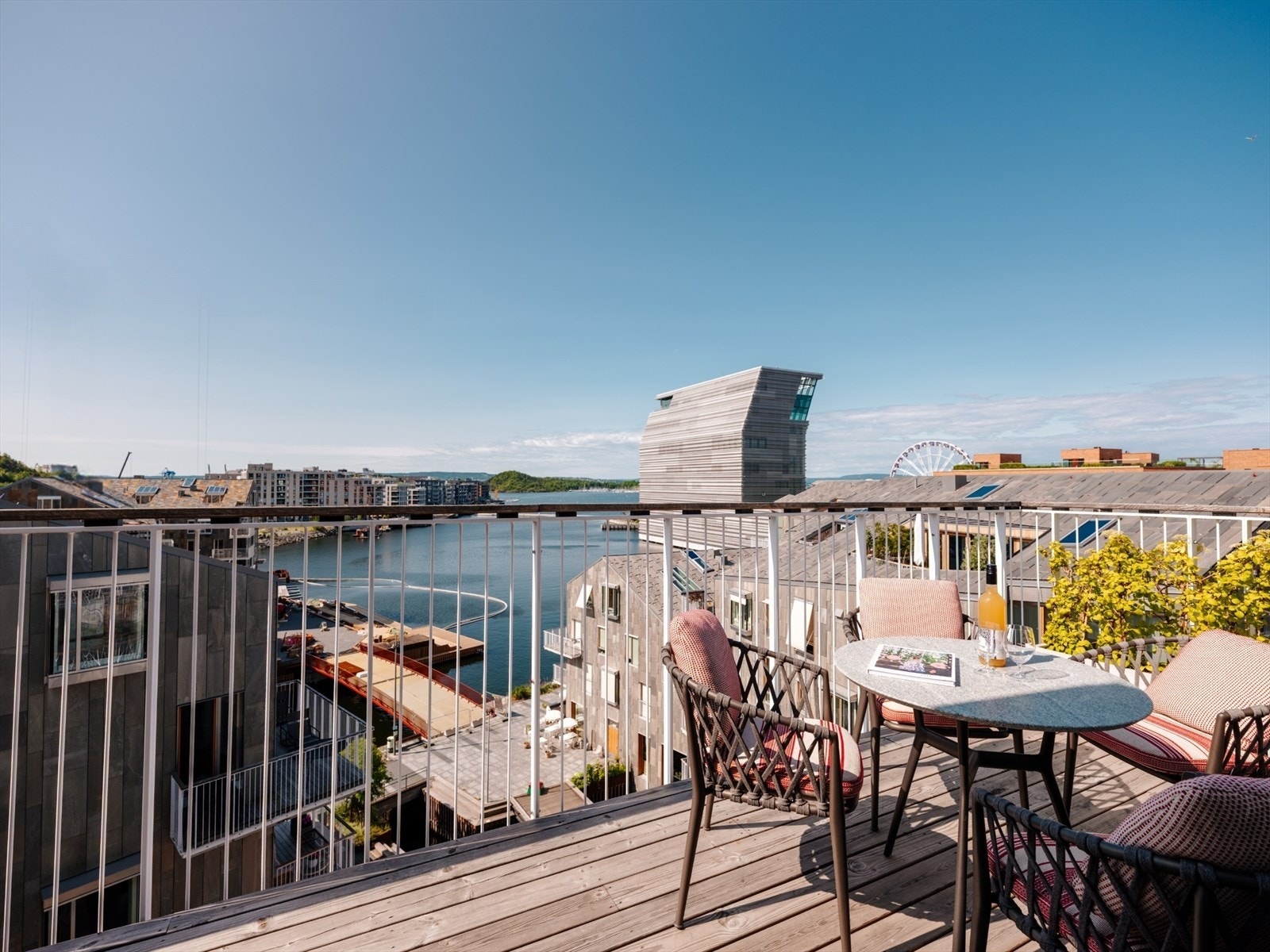 Stor balkong med god plass til utemøblement, grill, beplatning og folk Galleribilde