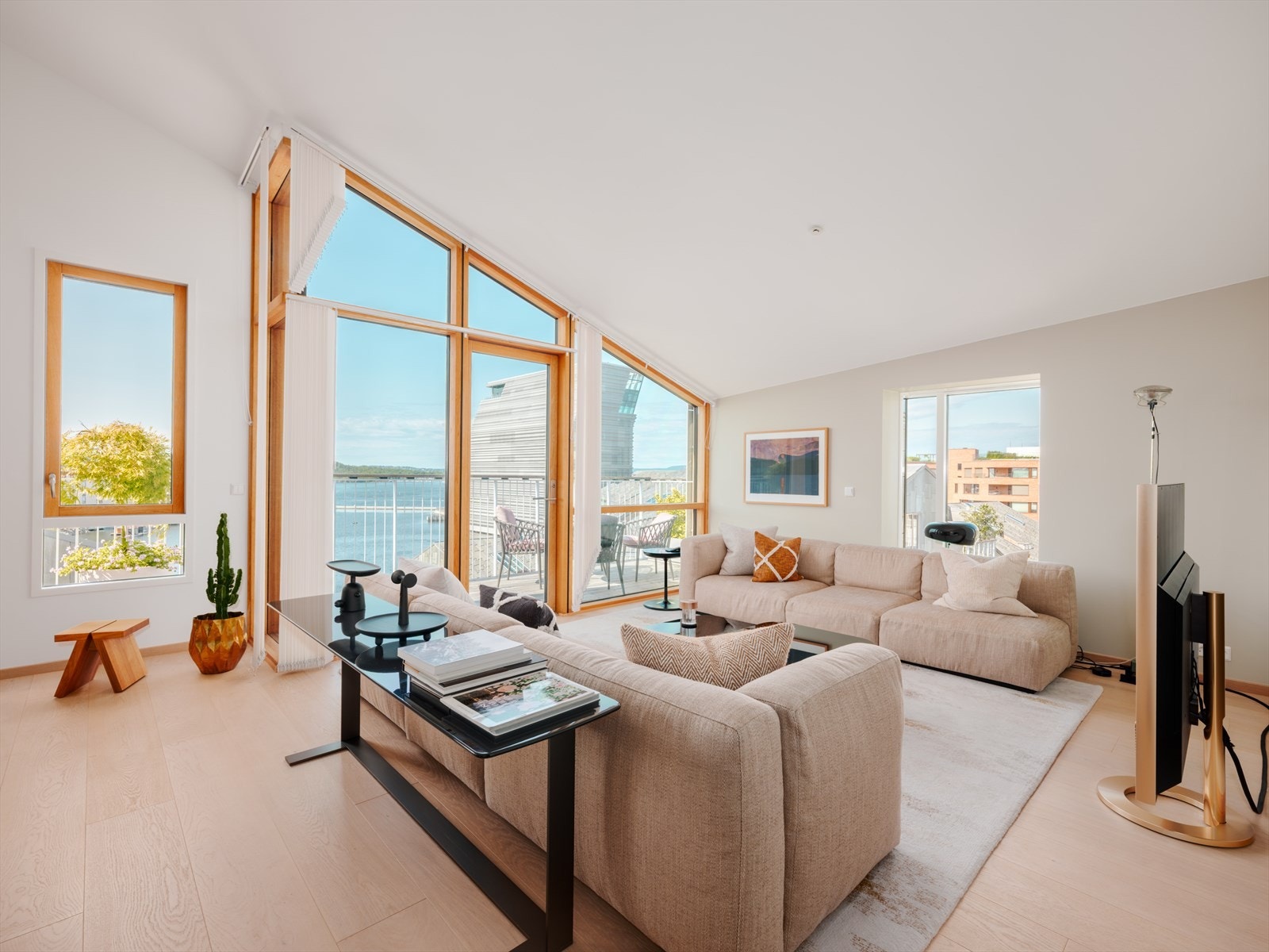 Svært romslig og åpen leilighet med store vindusflater, god takhøyde og svært gode utsiktsforhold Galleribilde