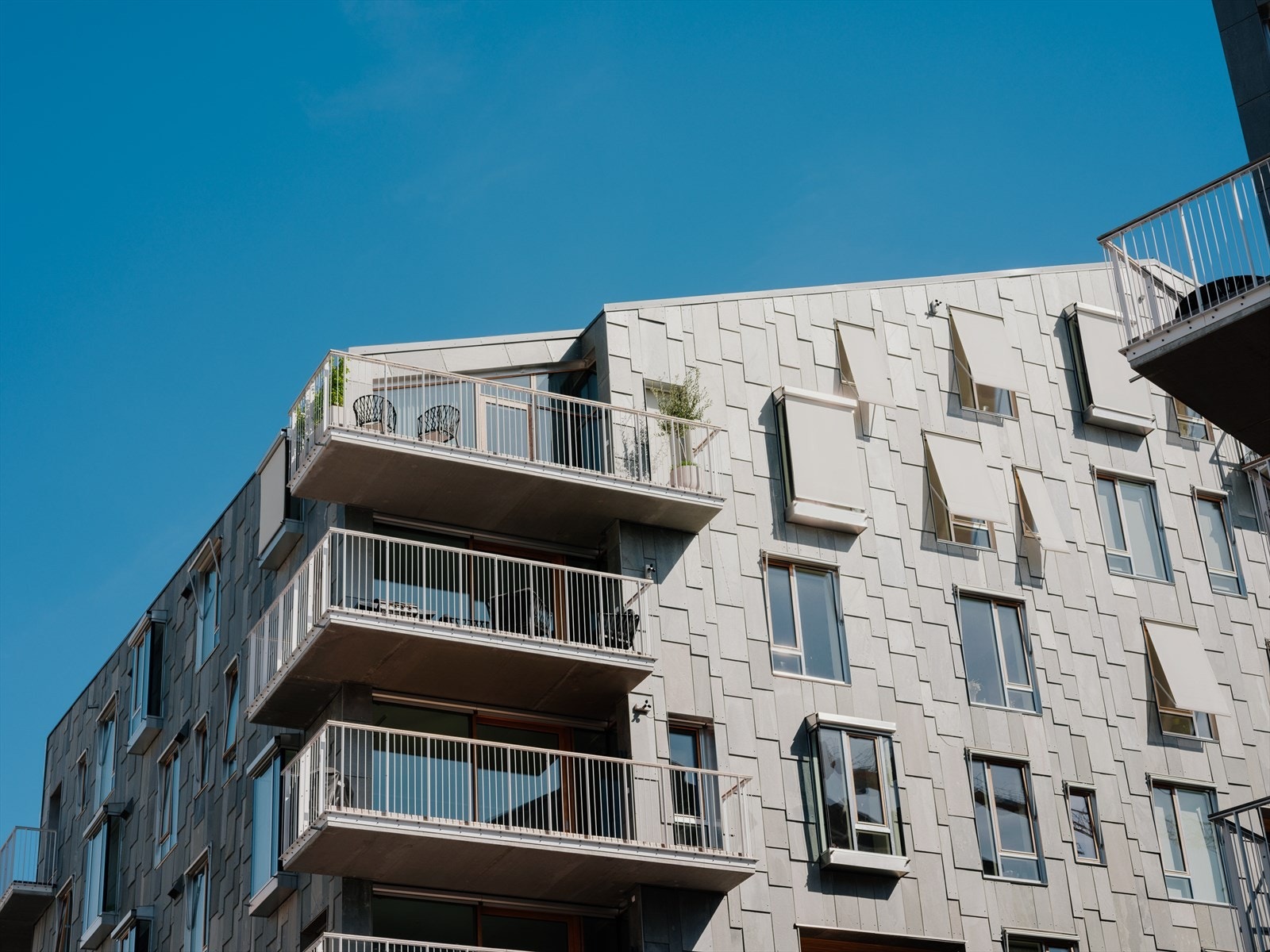 Her får du en unik og eksklusiv 3-roms leilighet i 7. etasje. Med en tilbaketrukket og rolig plassering, samtidig som du kan nyte flott fjordutsikt. Galleribilde