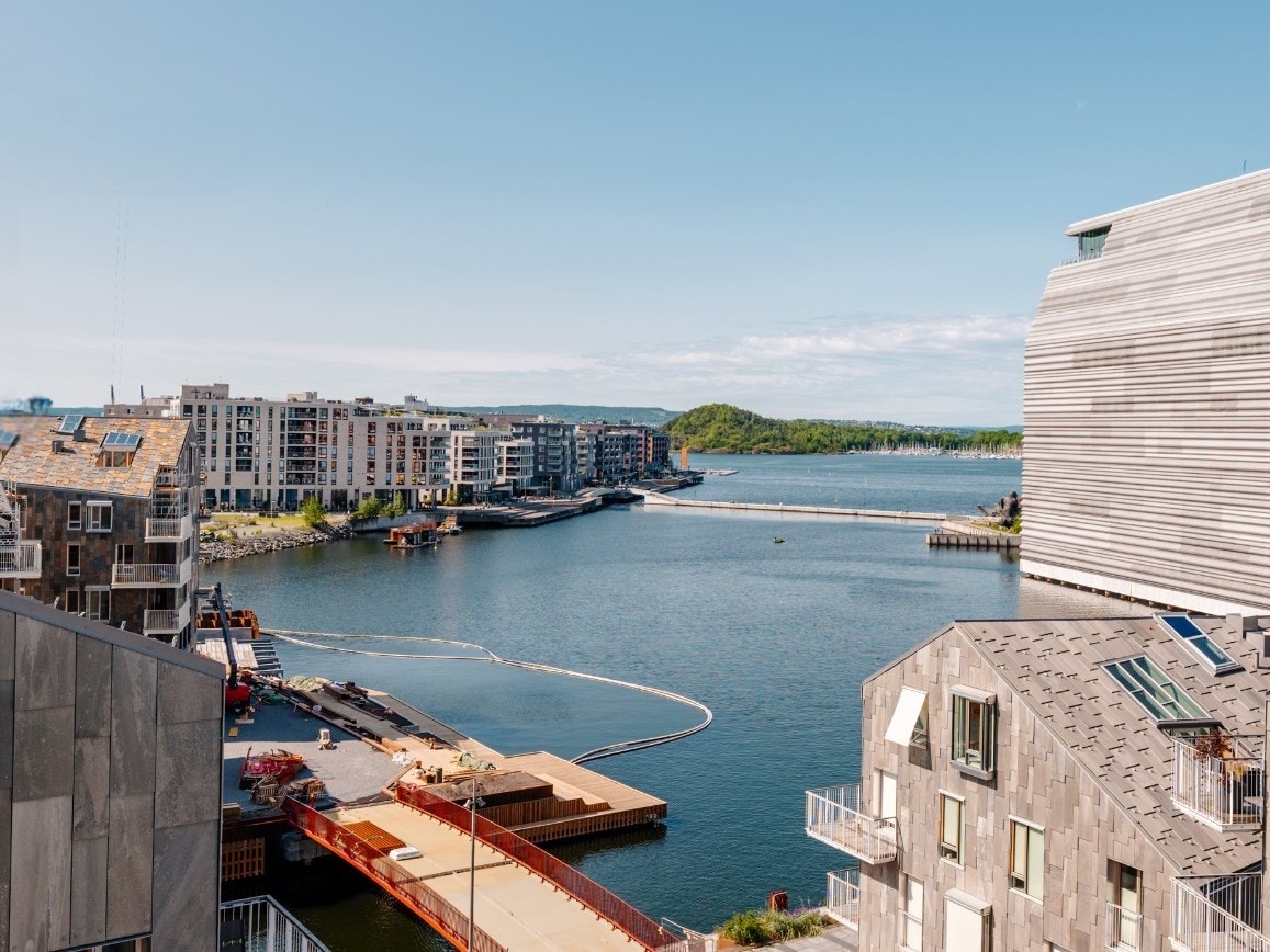 Her ligger man tilbaketrukket og rolig til med overlegen utsikt mot fjorden og det indre havnebassenget i Bjørvika Galleribilde