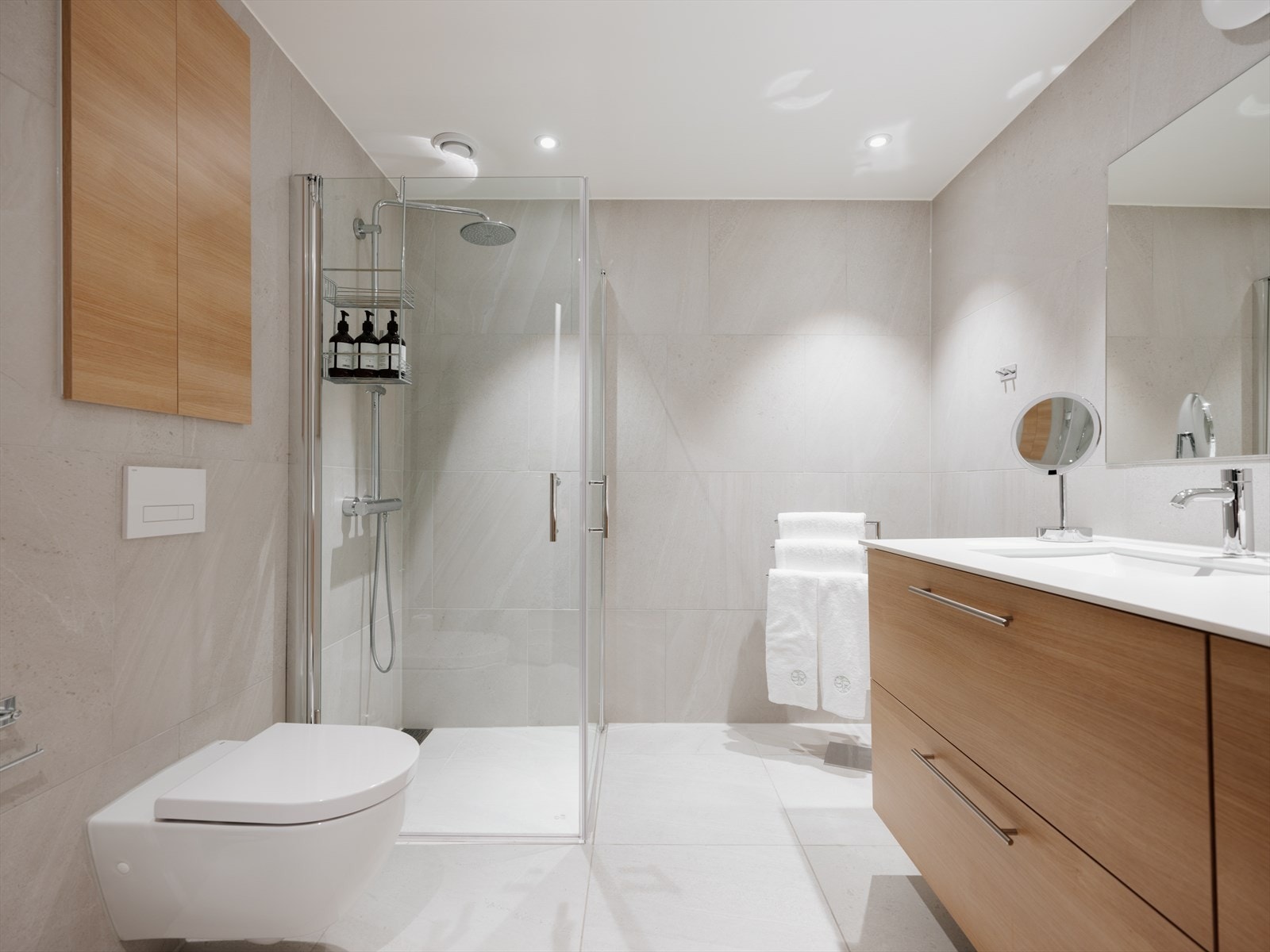 Det er to gode bad. Her bad inn fra hovedsoverom. Regnfalldusj og innsvingbare dusjdører i glass, toalett, dobbel servant og downlights i himling. Varmekabler i gulv. Galleribilde