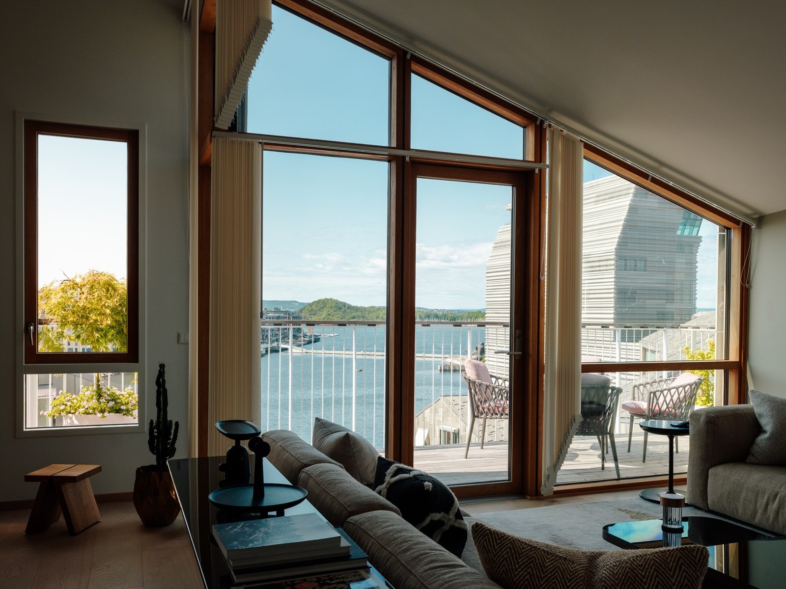 Store vindusflater fra gulv til tak -Fjorden rett inn. Galleribilde