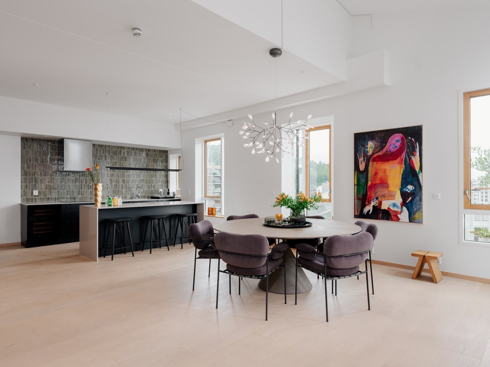 Meget delikat og stilrent kjøkken i åpen løsning, adskilt med kjøkkenøy. Godt med oppbevaringsplass og flere gode soner for matlaging. Takhøyde på 2,96m på kjøkken. Galleribilde