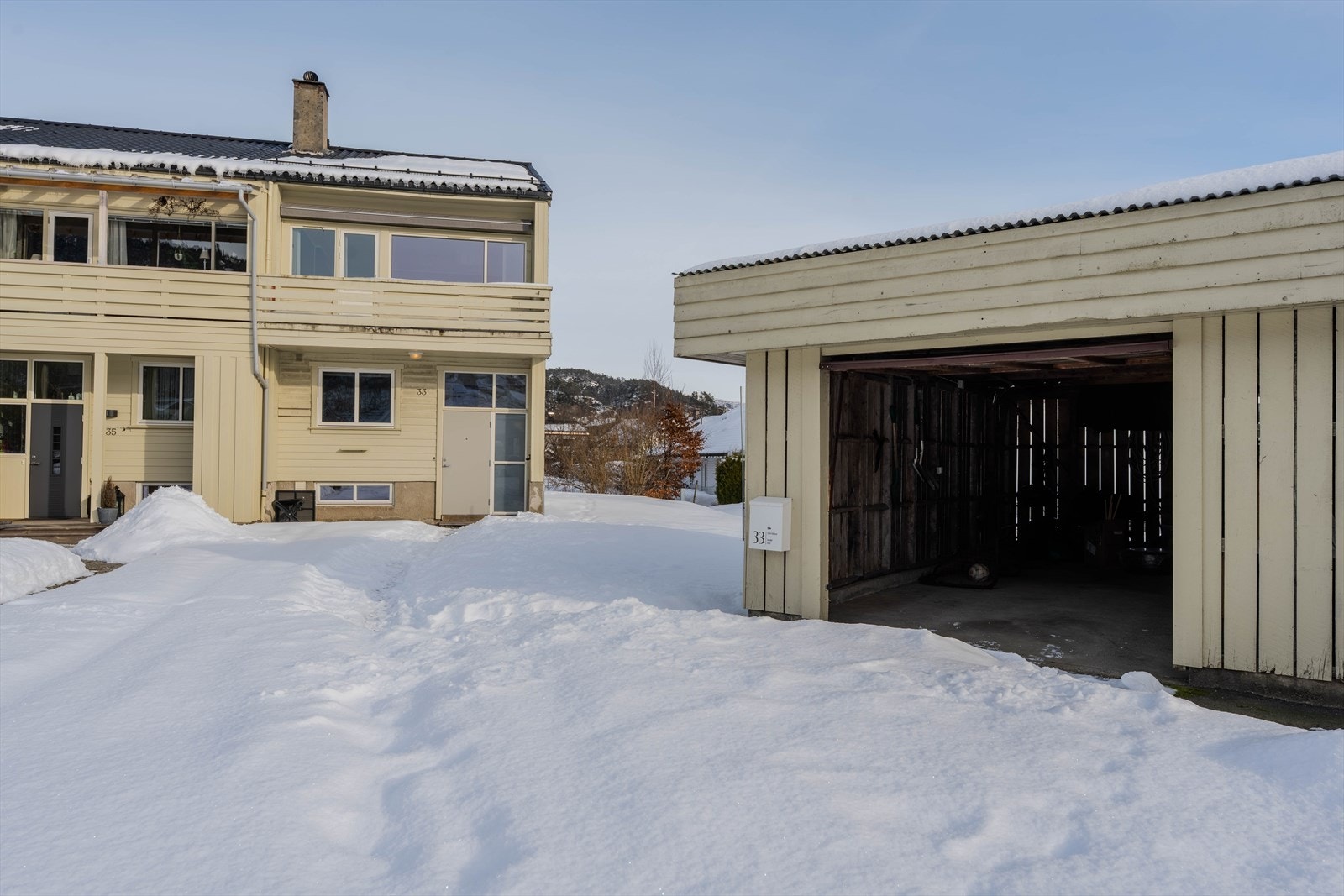 Fasade hus og garasje Galleribilde