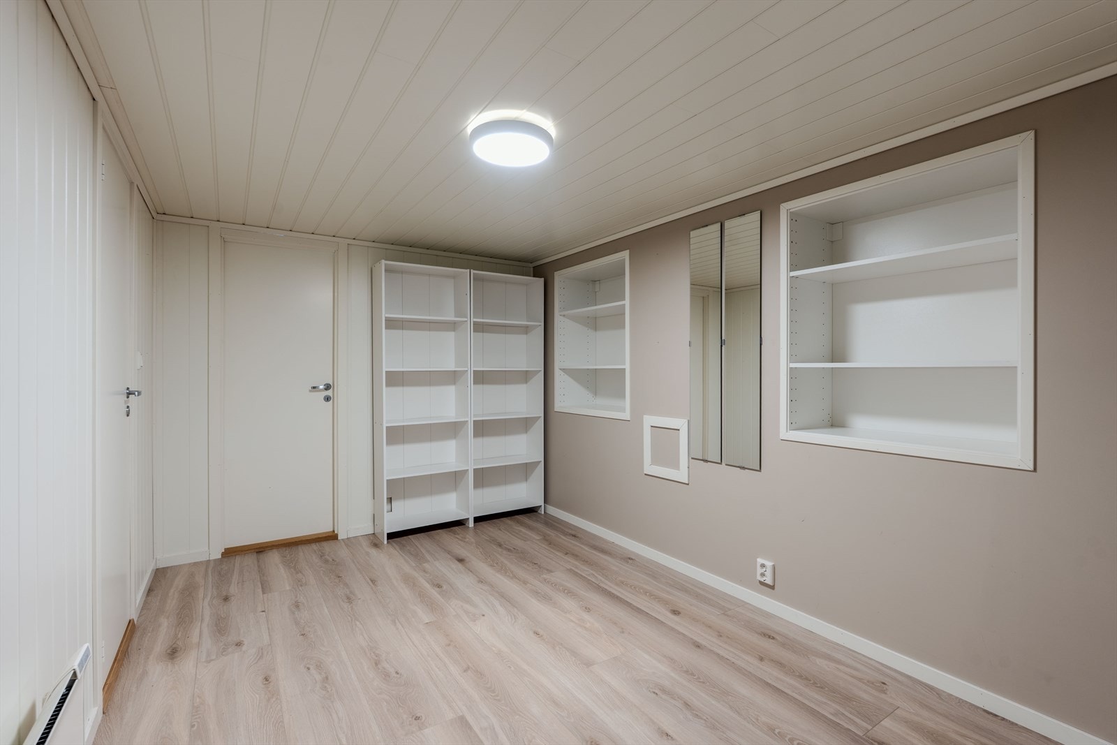 Garderobe/walk-in-closet , kjeller Galleribilde