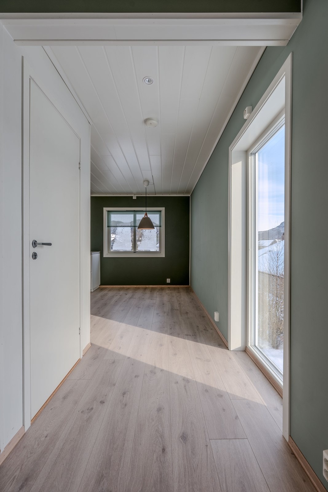 Delvis åpen løsning til kjøkken - godt med dagslys fra store vindusflater Galleribilde