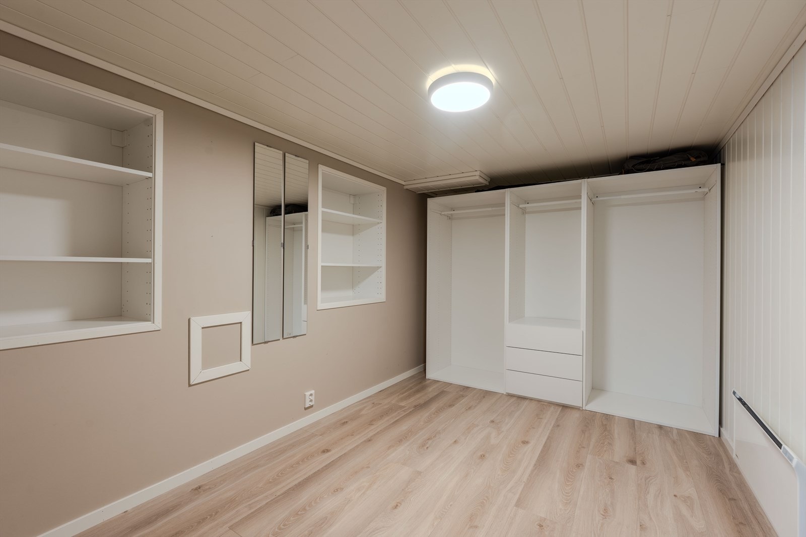 Garderobe/walk-in-closet , kjeller Galleribilde