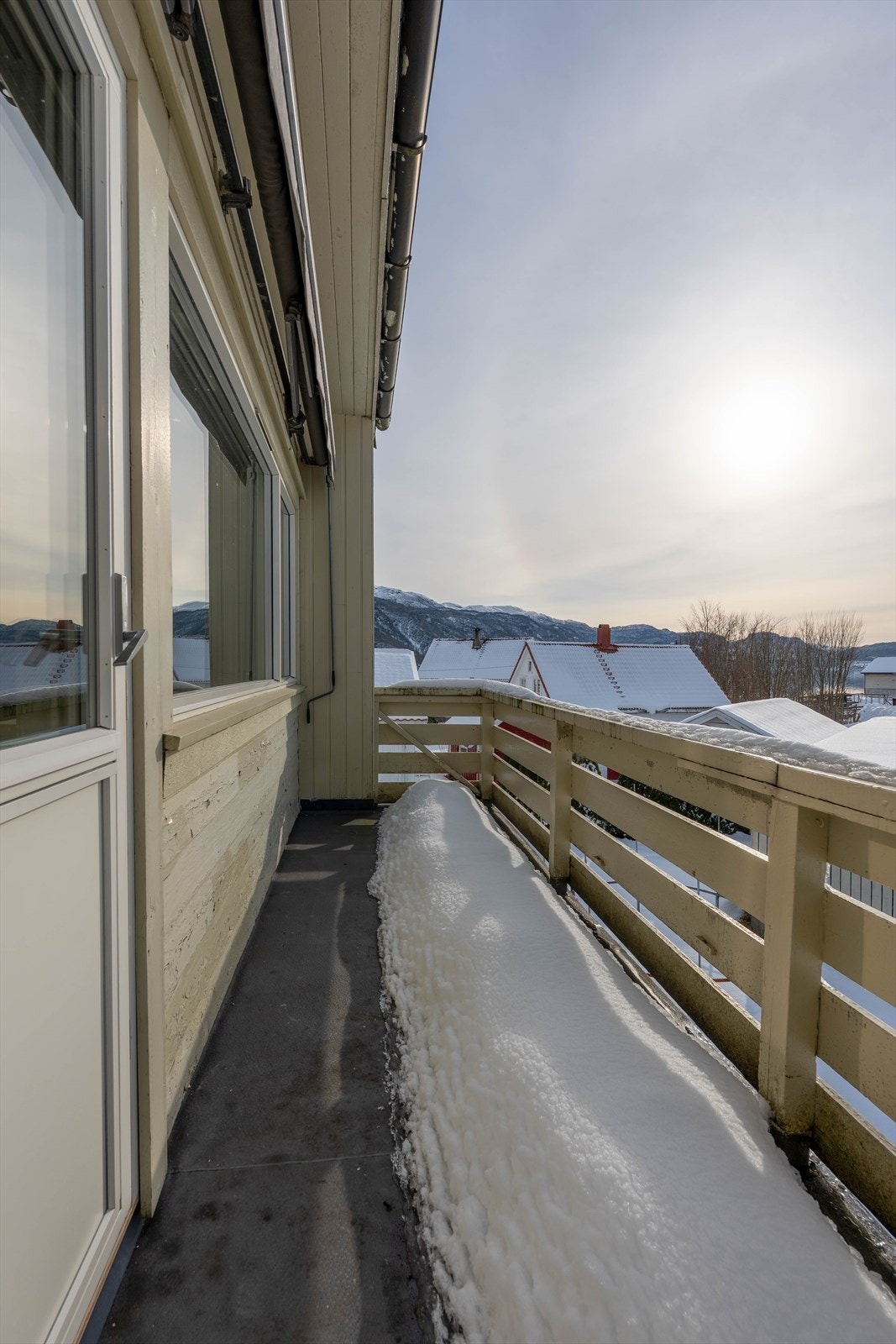 Balkong med markise Galleribilde