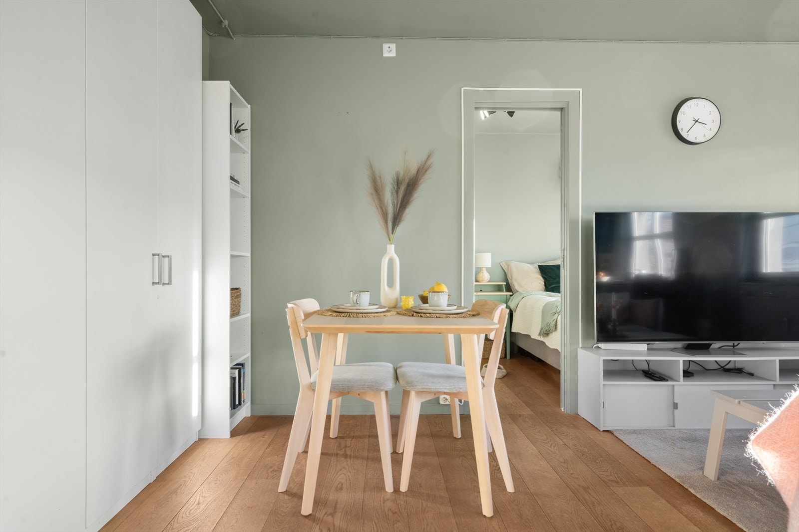 I rommet er det plass for hyggelige måltider rundt et lite spisebord. Galleribilde