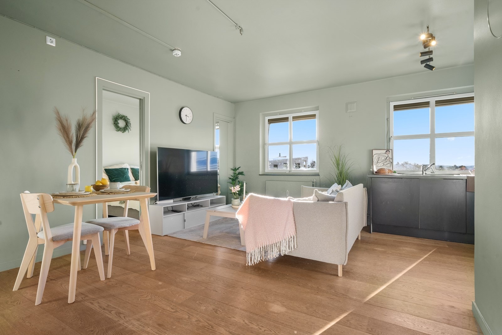 Gulvflatene består av parkettgulv. Vegg- og takflatene består av malte overflater. Malte glatte innvendige dører Galleribilde