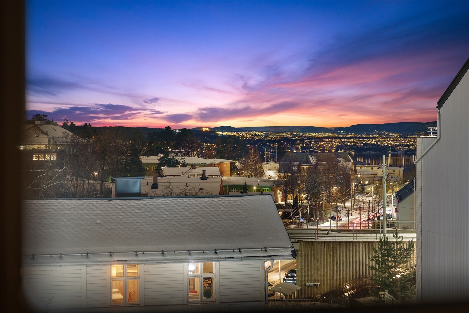 Egon og Norlaks Sushi i samme bygg samt Burger king rett over gaten. Galleribilde