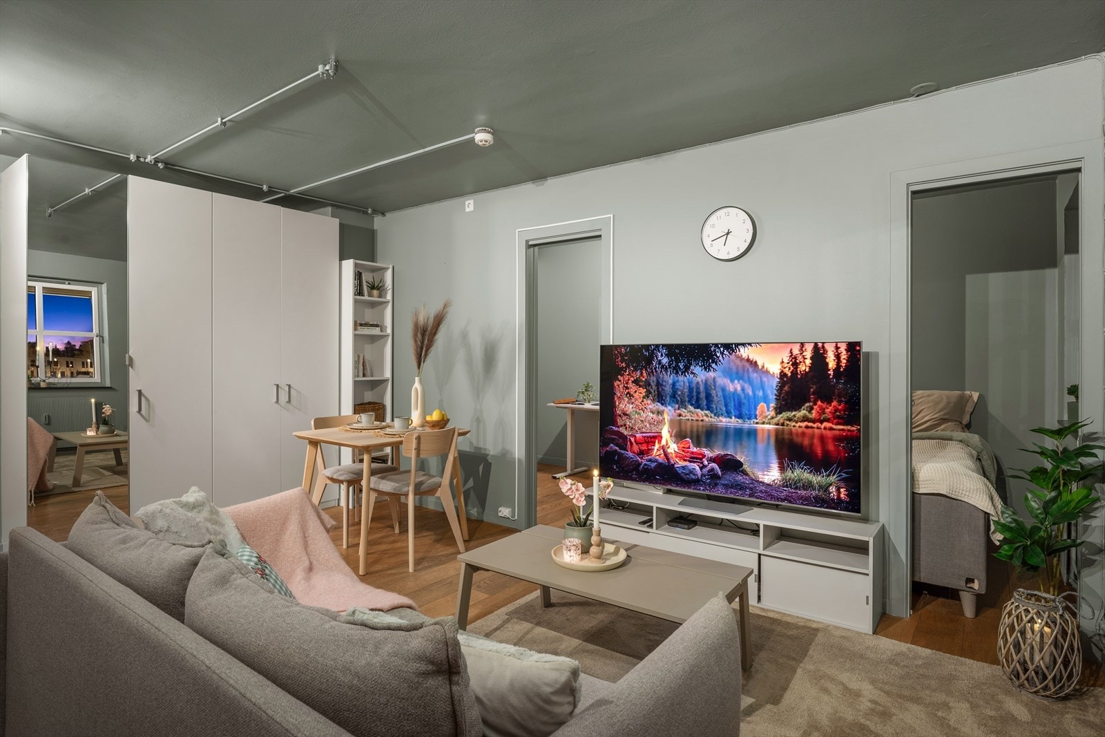 Det er fine, definerte soner for møblering med plass til sofagruppe og tv-/mediastasjon. Galleribilde