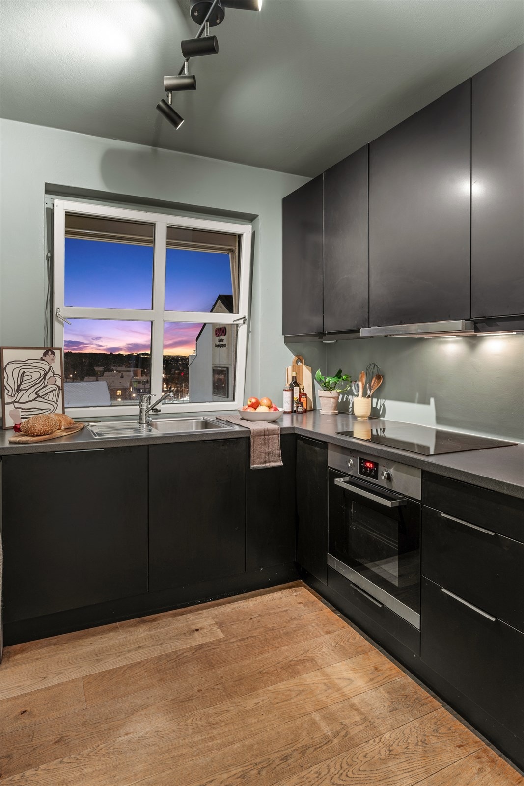 Kjøkken om kvelden Galleribilde