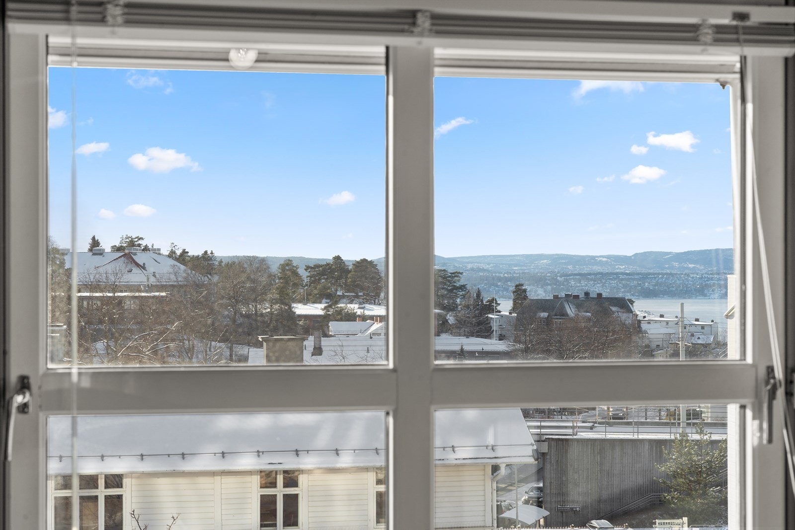 Fra kjøkkenet og stuen er det flott utsikt mot omgivelsene og fjorden. Her vil du trives! Galleribilde