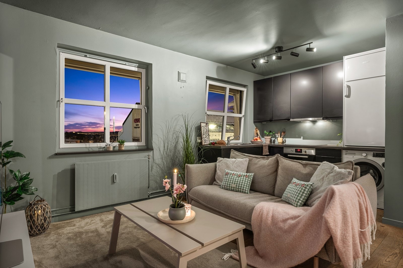 Boligen er oppvarmet med radiatorer, samt varmekabler på badet. Akonto varmtvann og fyring i fellesutgiftene. Galleribilde