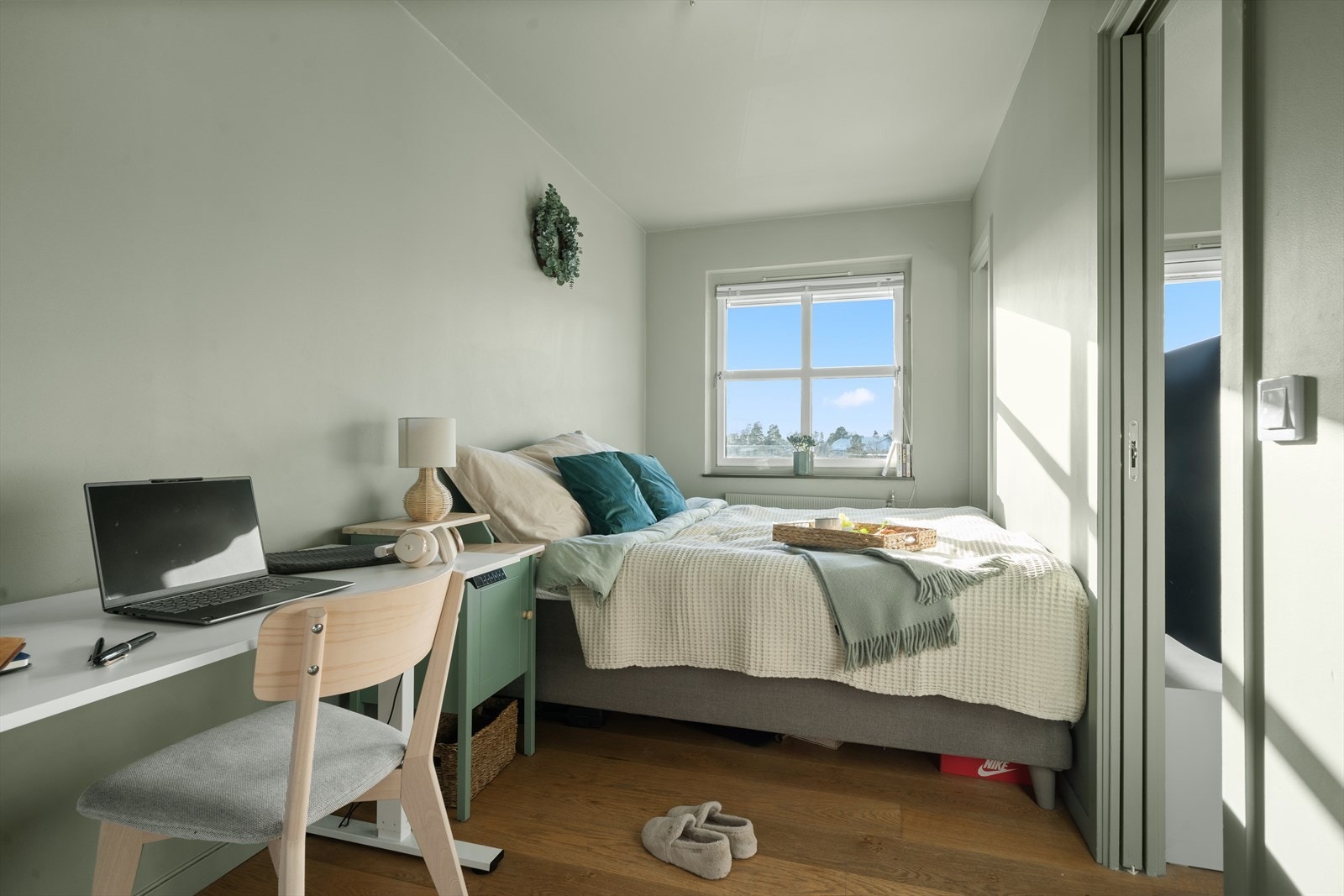 Leiligheten byr på et meget romslig soverom med adkomst via to skyvedører fra stuen. Galleribilde