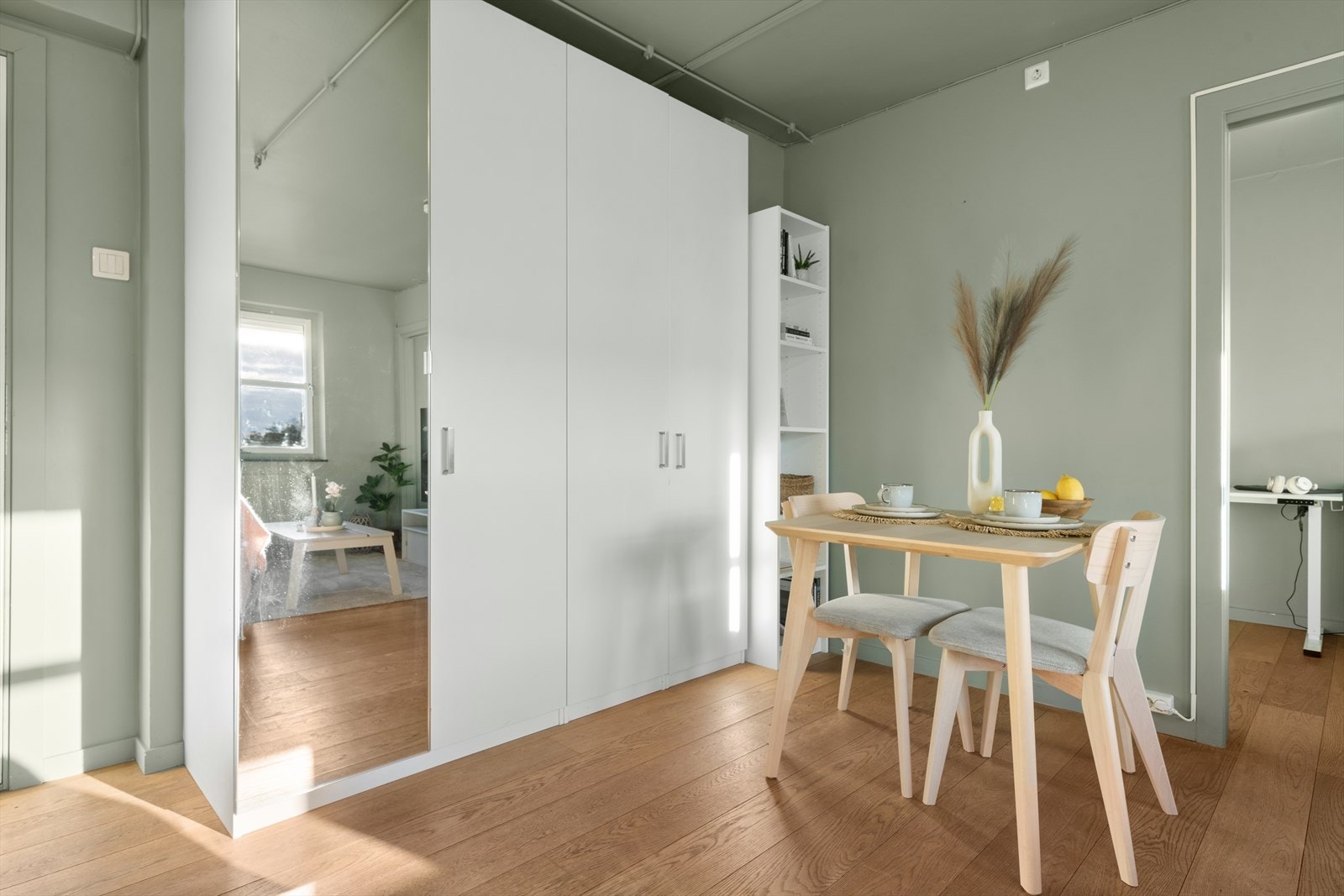 Gode muligheter for oppbevaring av klær og diverse i et romslig garderobeskap. Galleribilde