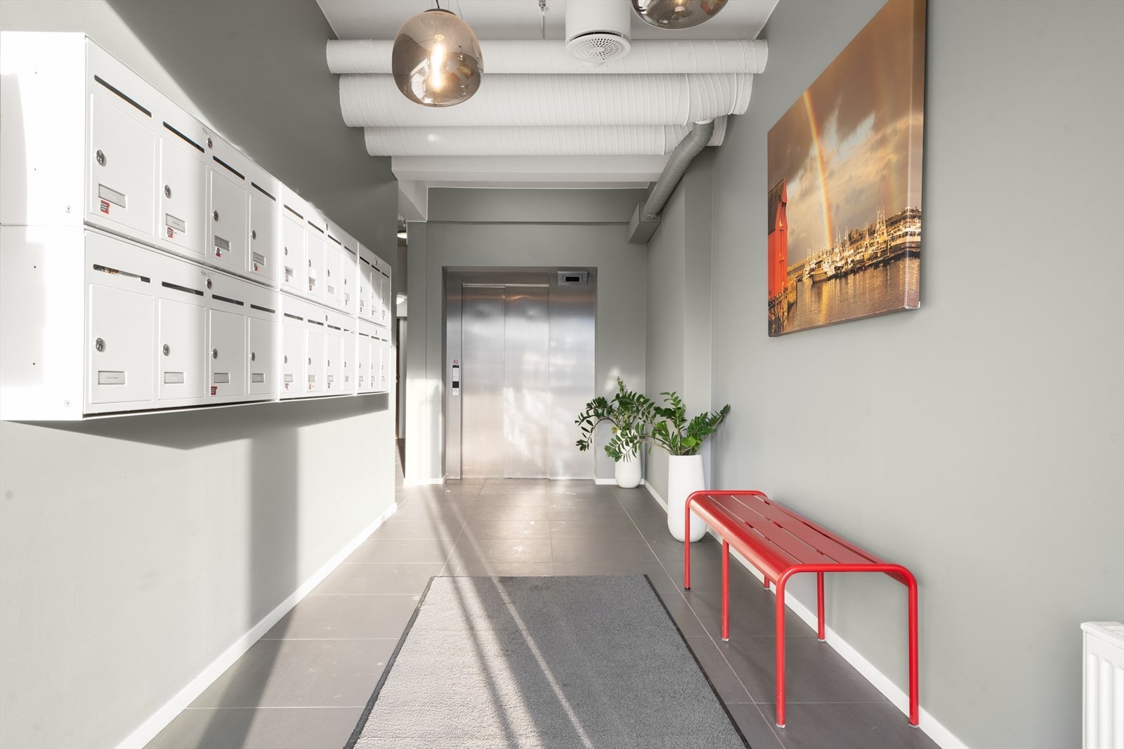 Hyggelig ingangsparti oppgradert 2016. Det er adkomst til leiligheten via heis til 3. etasje. Galleribilde