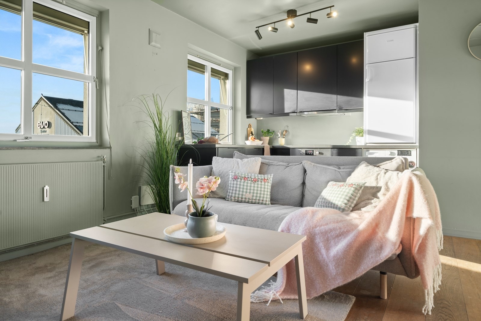 Her får du en arealeffektiv, lys og godt ivaretatt leilighet med umiddelbar nærhet til "alt" av fasiliteter. Galleribilde