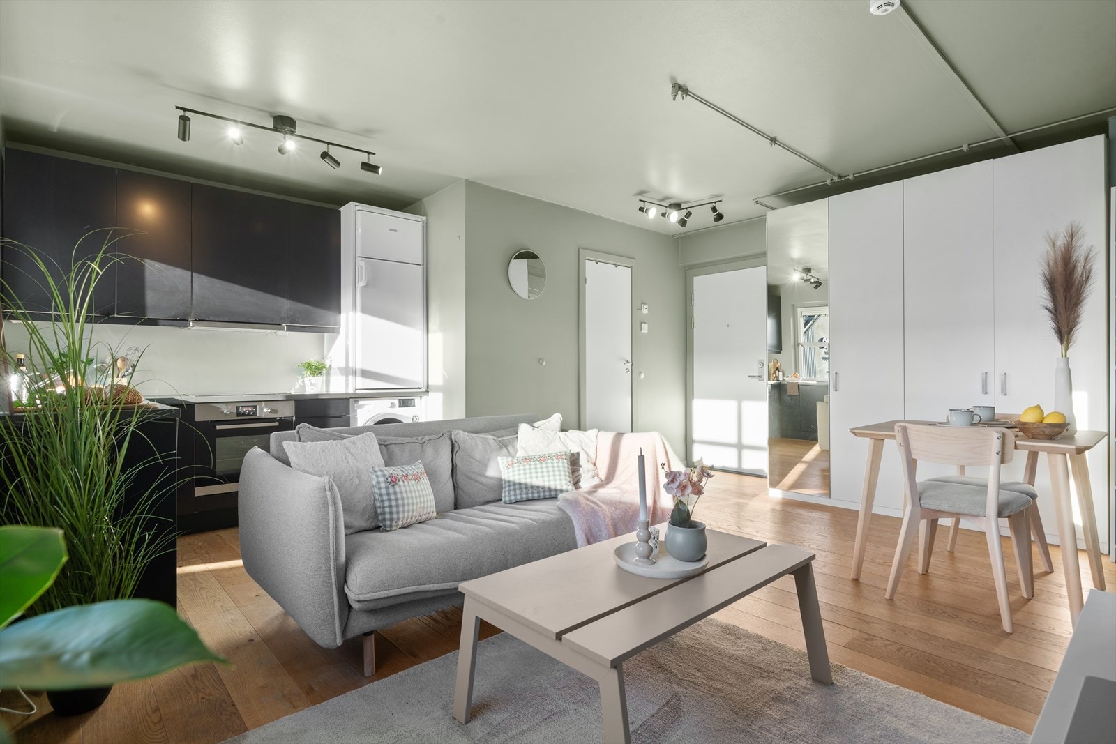 Stuen ligger i åpen løsning med kjøkkenet, og sammen danner de et luftig og innbydende allrom med store vinduer som slipper inn godt med naturlig lys. Galleribilde