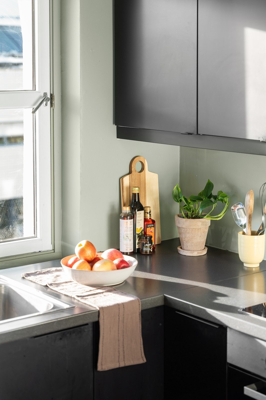 Gode benkeflater av laminat og effektiv oppbevaringsplass i over- og underskap. Galleribilde