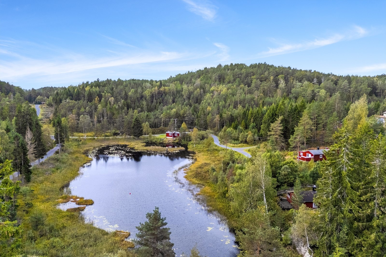 Hytta Støa (Nygårdstjenna 50 - gnr. 46 bnr. 211) ligger på egen tomt på ca. 0,4 mål og er fint plassert rett ved vannet Nygårdstjønn. Galleribilde