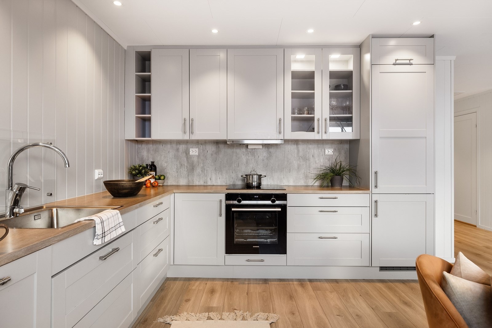 Kjøkkenet er fullt utstyrt med medfølgende integrerte hvitevarer som nedfelt platetopp, stekeovn, oppvaskmaskin og kjøleskap med frysedel. Det er også montert komfyrvakt ved platetoppen og lekkasjestopper under kjøkkenbenk. Galleribilde