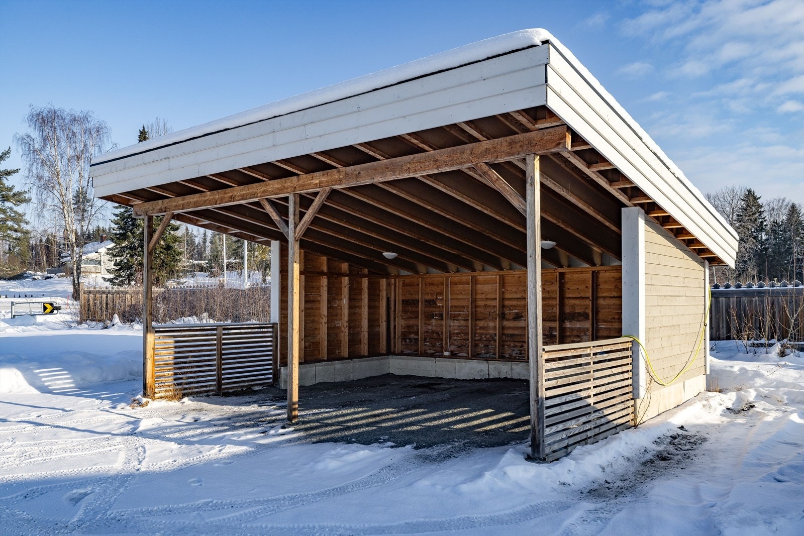 Boligen disponerer en biloppstillingsplass på 16m² i felles carportanlegg. Carporten har lys og strøm. Galleribilde