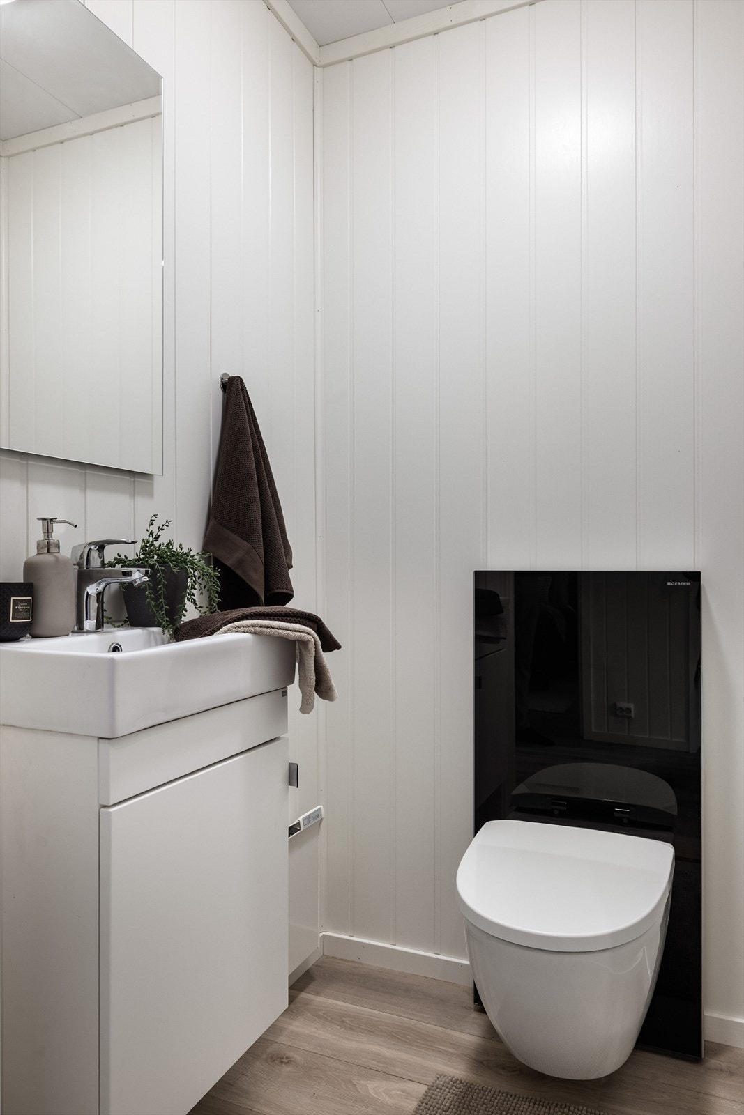 Vegg-i-vegg med baderommet er det et praktisk ekstra toalettrom. Rommet er utstyrt med servantskap med speil over, panelovn og veggmontert toalett. Galleribilde