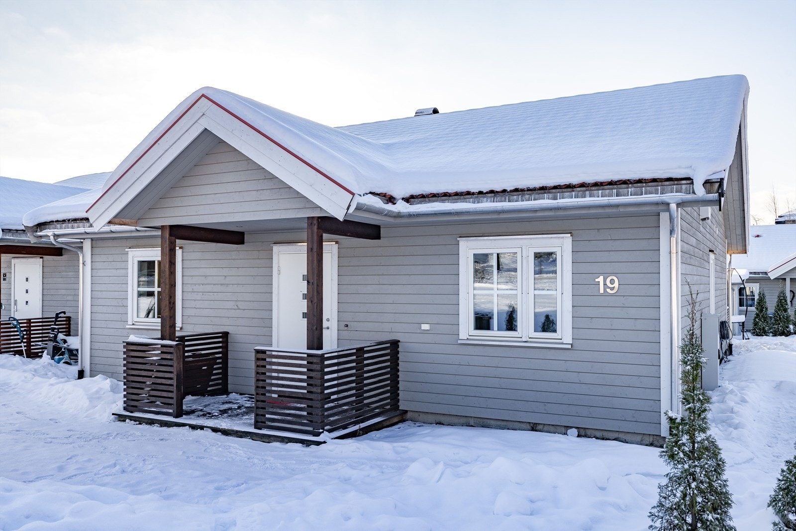 Du ønskes velkommen inn via et hyggelig overbygget inngangsparti med en terrasse på ca. 5m². Boligen ble malt utvendig i ca. 2024. Galleribilde