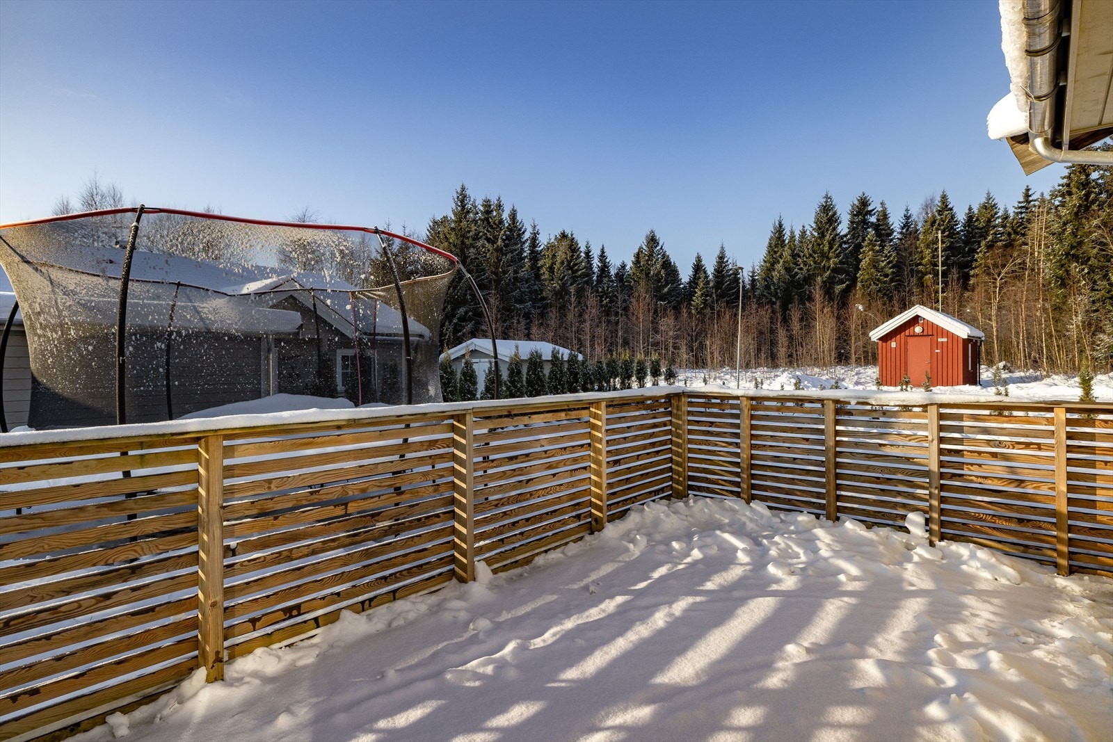Beliggenheten mot syd sørger for gode solforhold. Umiddelbar nærhet til skogen med flotte turmuligheter! Galleribilde