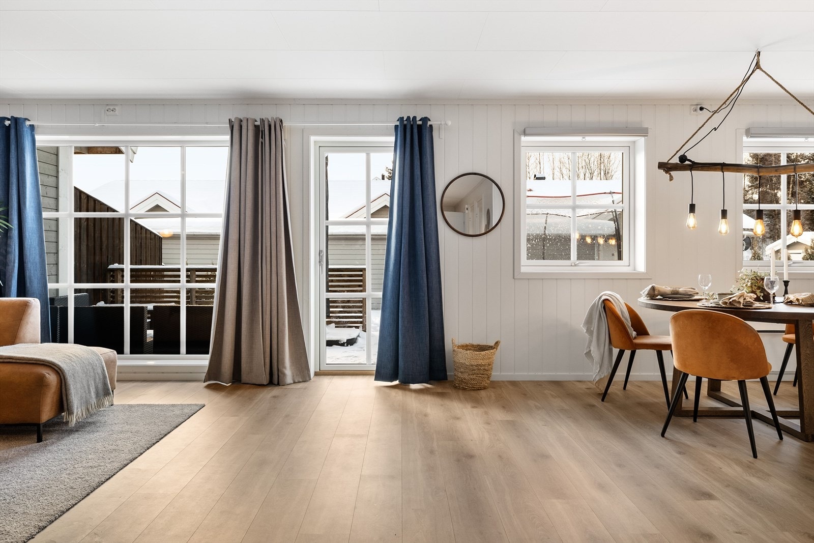 Stuen har store vindusflater som slipper inn rikelig med naturlig lys. Alle vinduene i boligen har 3-lags isolerglass og brede vinduskarmer for planter og dekor. Galleribilde