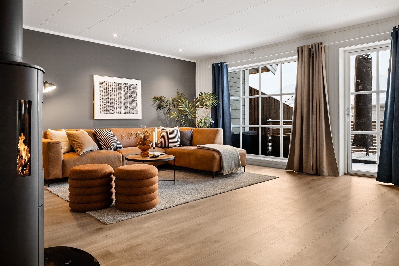 Boligen har en god planløsning på én flate med åpen stue- og kjøkkenløsning, 3 soverom, bad/vaskerom, ekstra toalettrom og bod. Galleribilde