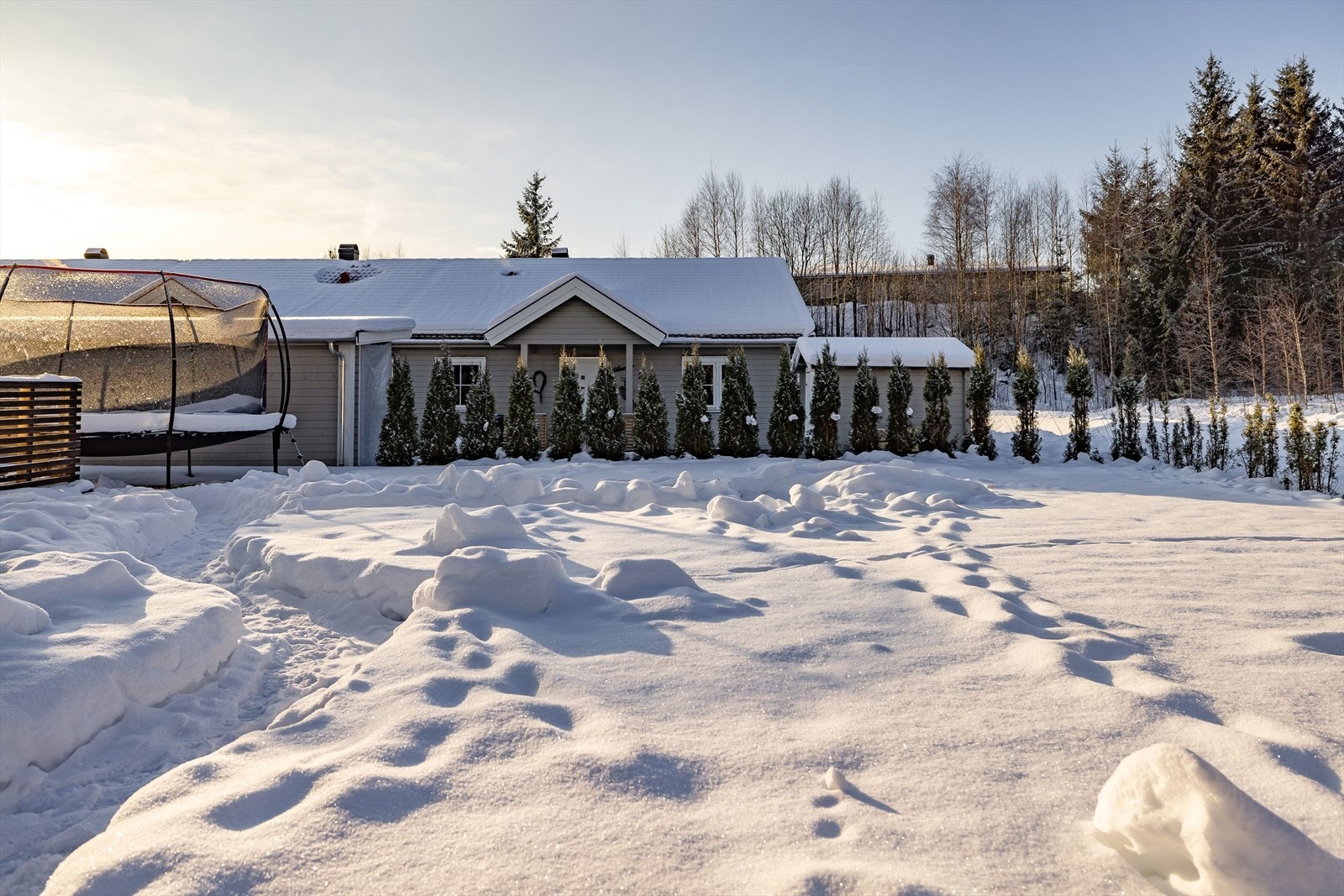 Fra terrassen er det videre adkomst til hagen som er opparbeidet med plen og hekk. Dette er en fin plass for lange og late sommerdager! Galleribilde