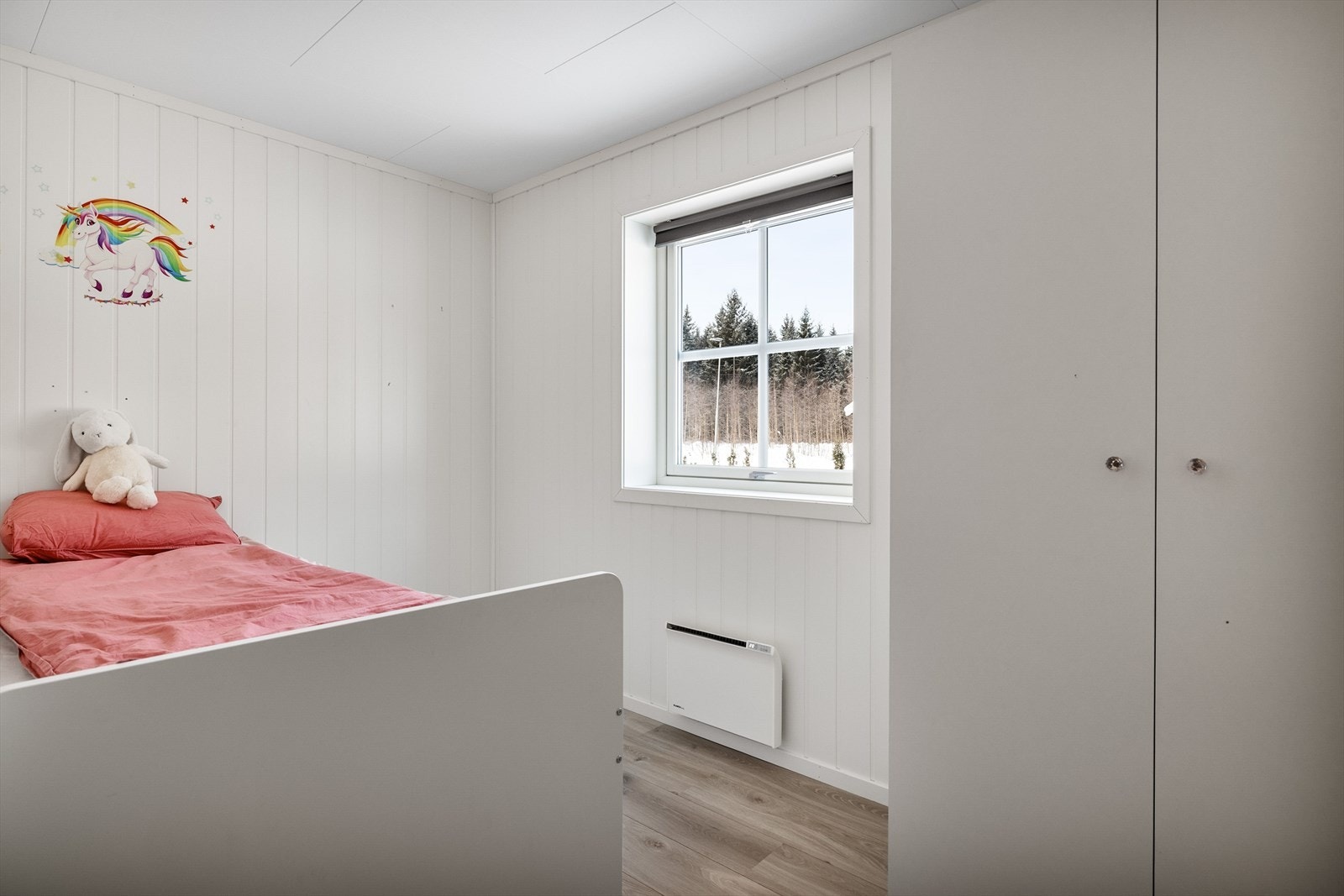 Soverom 3 er et noe mindre rom som passer perfekt som barnerom, gjesterom eller kontor. Også dette soverommet har oppbevaringsplass i medfølgende garderobeskap. Galleribilde