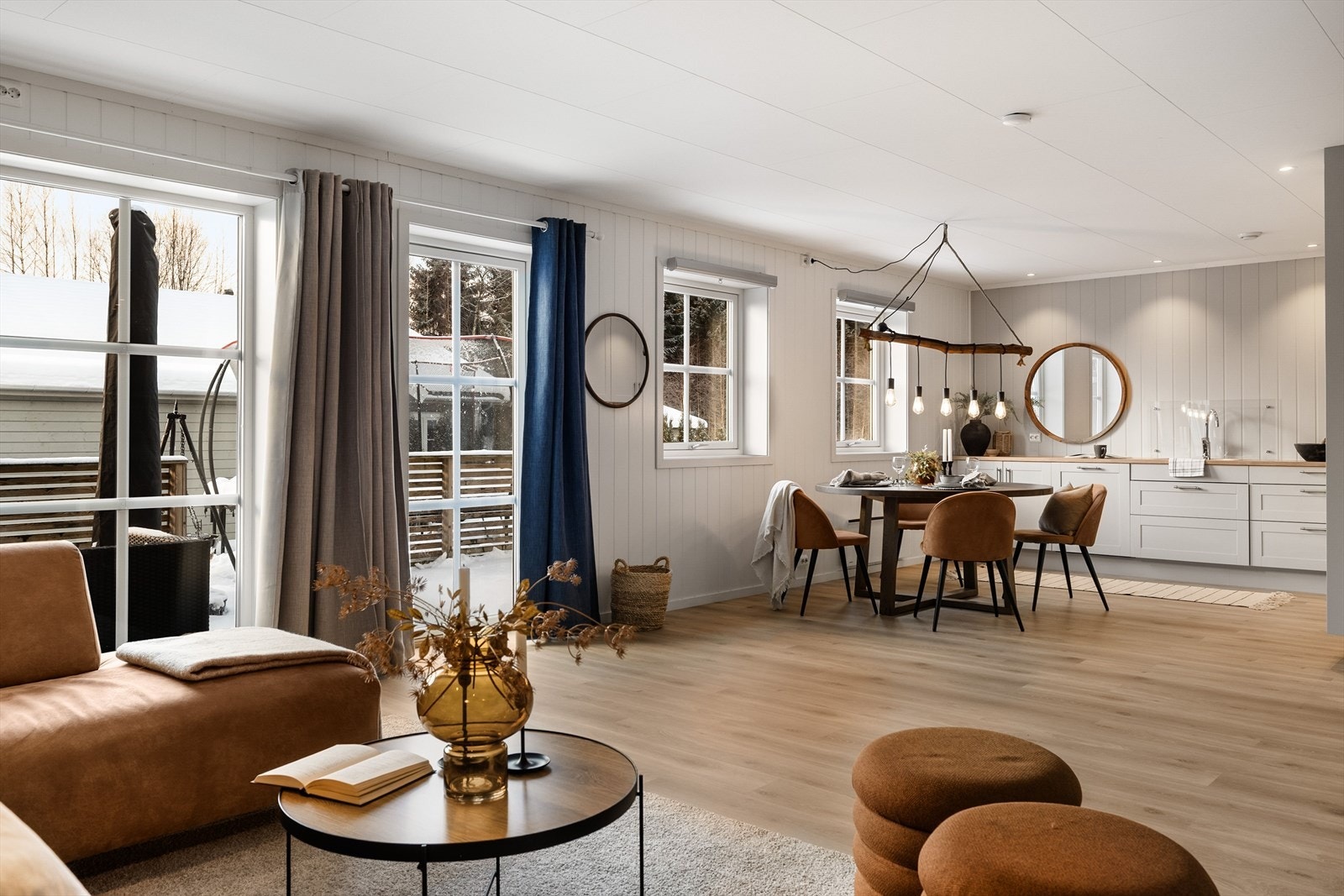 Stuen er romslig med plass til stor sofagruppe med salongbord, mediemøblement med tv og et spisebord i tilknytning til kjøkkenet. Galleribilde