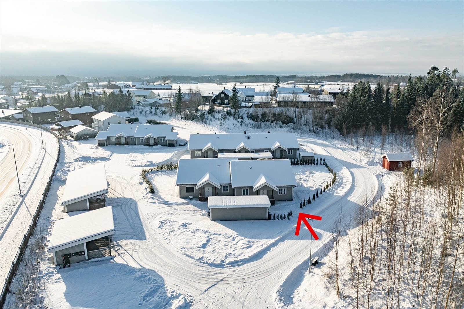 Løten kommune har et mangfold av idrettsaktiviteter både for voksne og barn, samt fine turmuligheter. Nærmeste bussholdeplass er Vestli som ligger kun ca. 100 meter fra eiendommen. Galleribilde