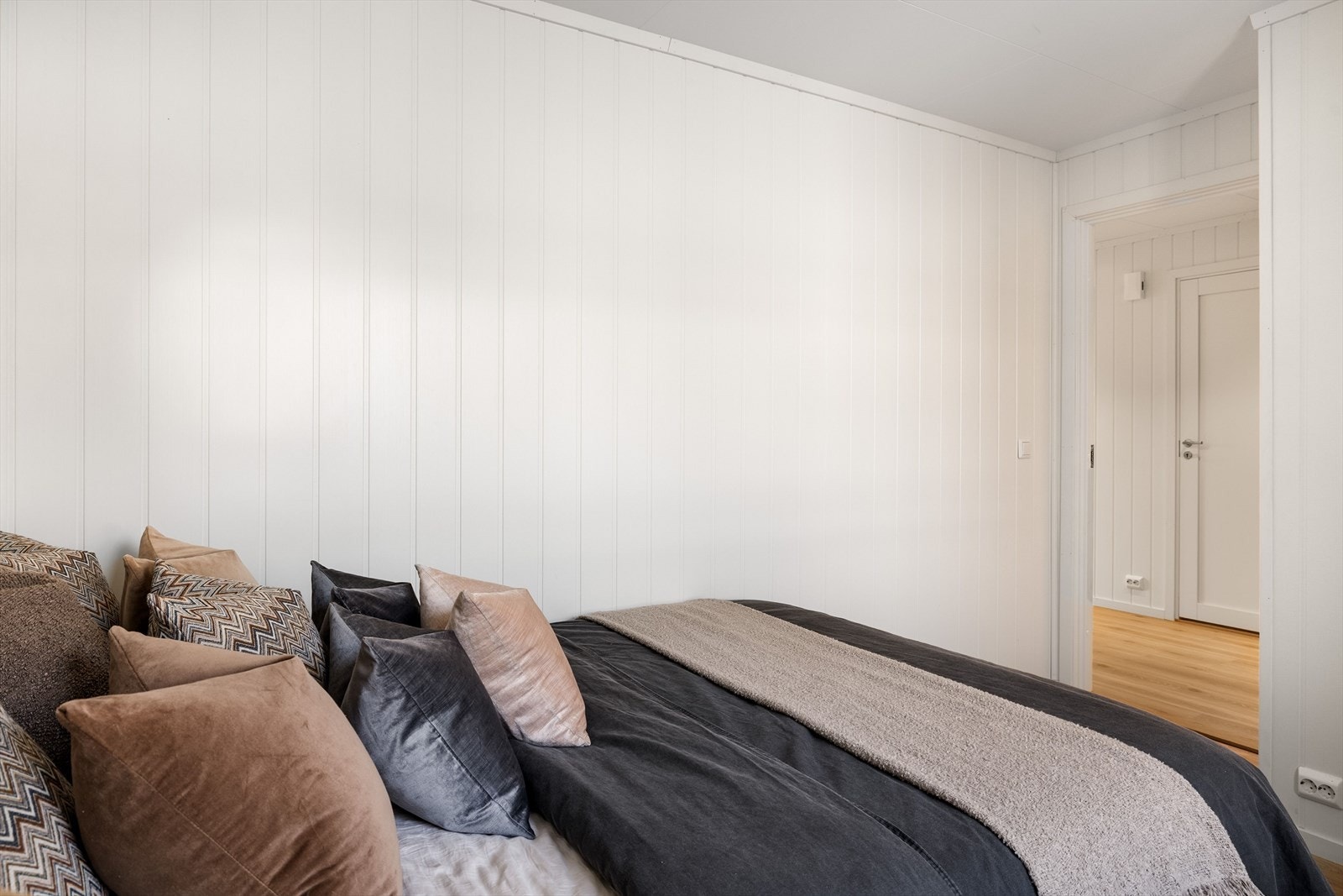 God standard fra 2020 med moderne enstavs laminat på gulv, skjult elektrisk anlegg og lyse panelplater på veggene. Galleribilde