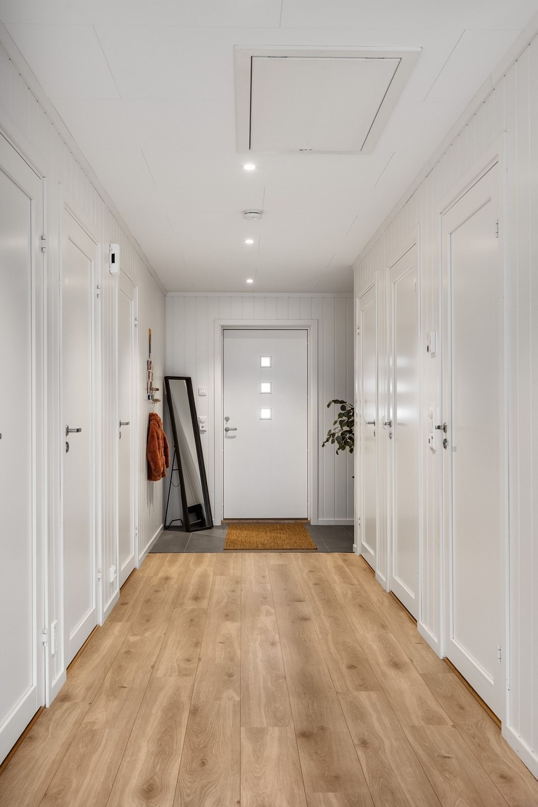 Gang med adkomst til 3 soverom, bad/vaskerom, ekstra toalettrom og innvendig bod. Galleribilde