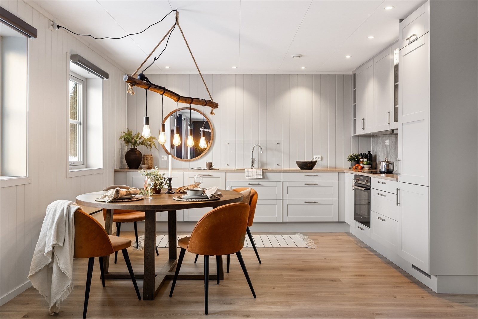 Kjøkkenet ligger i en fin og sosial åpen løsning med stuen. Galleribilde