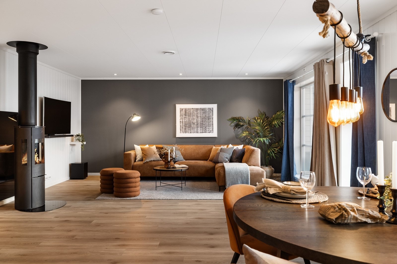 Stuen er det naturlige oppholdsrommet i boligen, og er et stort, lyst og fint rom. Galleribilde