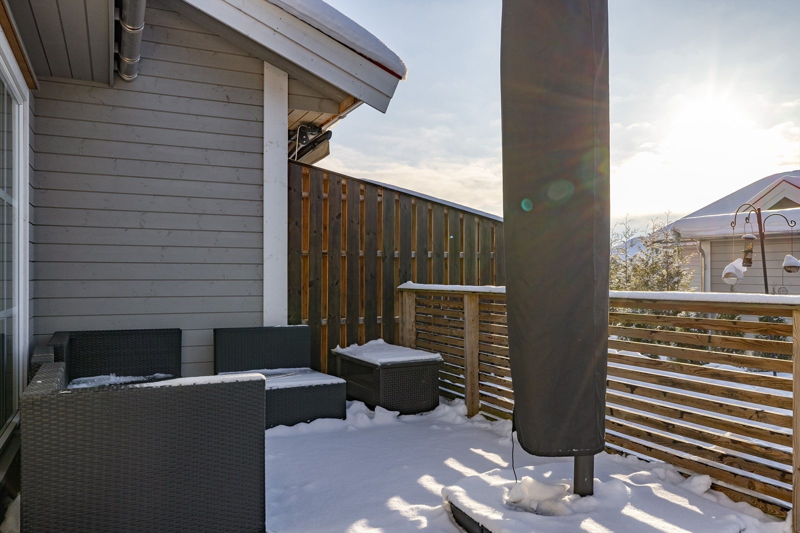 Terrassen har terrassebord på gulv, beiset rekkverk og god plass til sittegrupper etter eget ønske og behov. Terrassen ble sist overflatebehandlet i 2025. Galleribilde