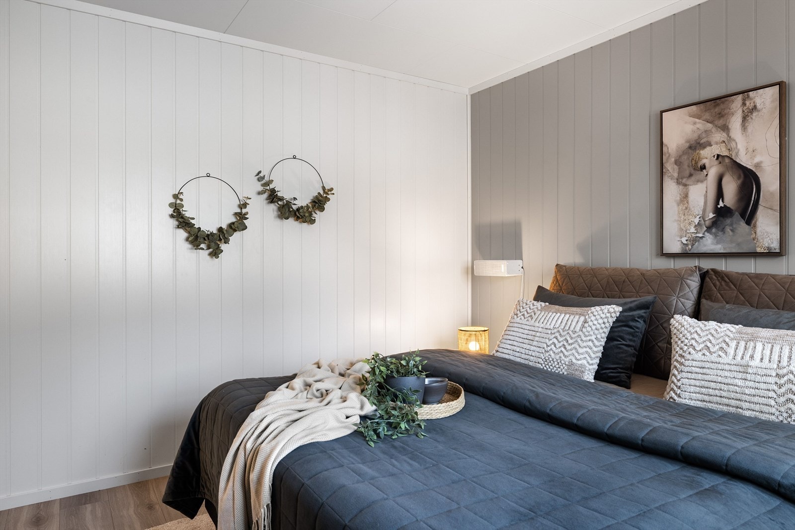 Soverommet har god standard med pen enstavs laminat på gulv, skjult elektrisk anlegg og malte panelplater på veggene. Galleribilde